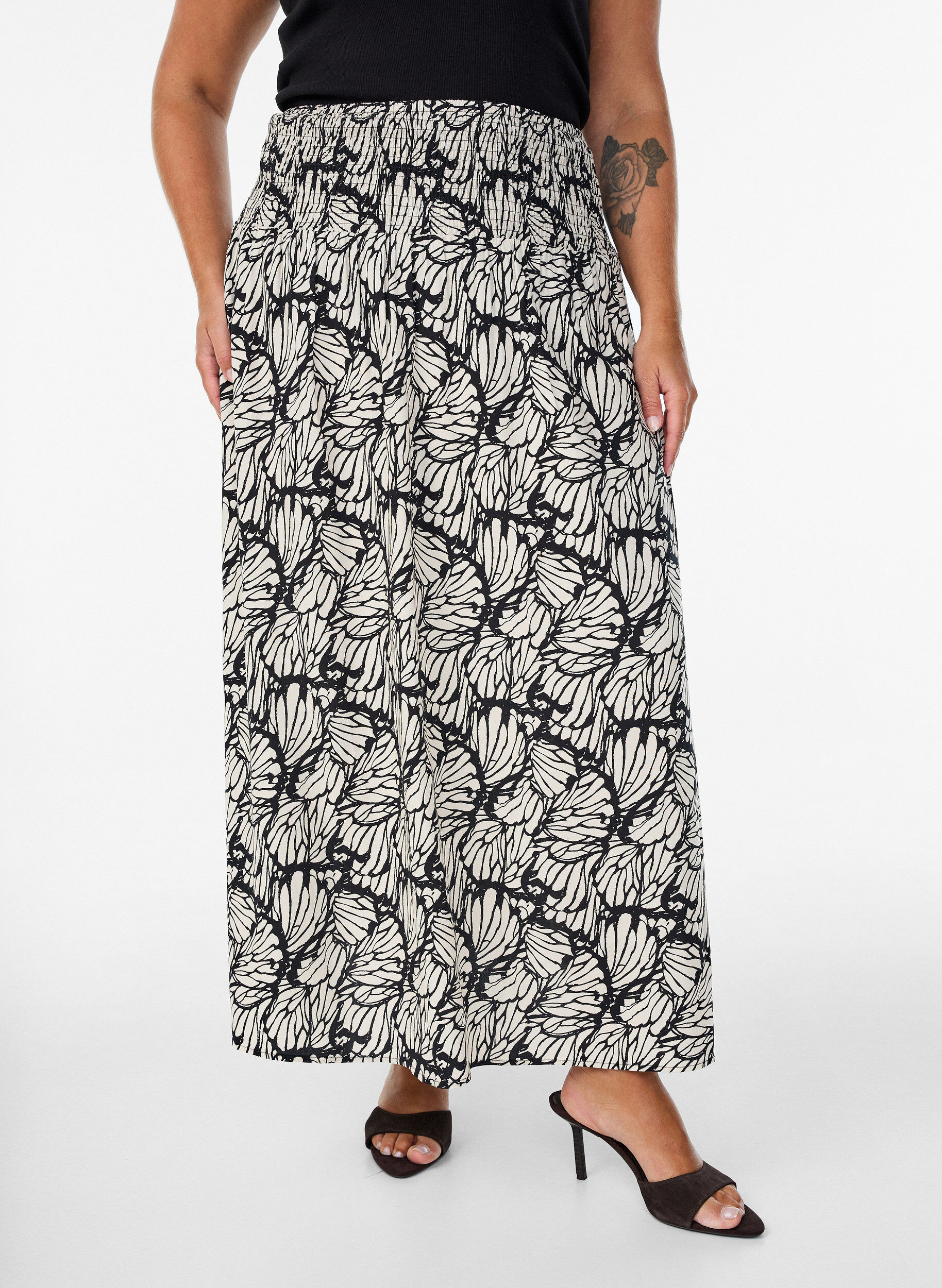 ZizziMaxikjol i viskos med smock, Svart, Model image number 2