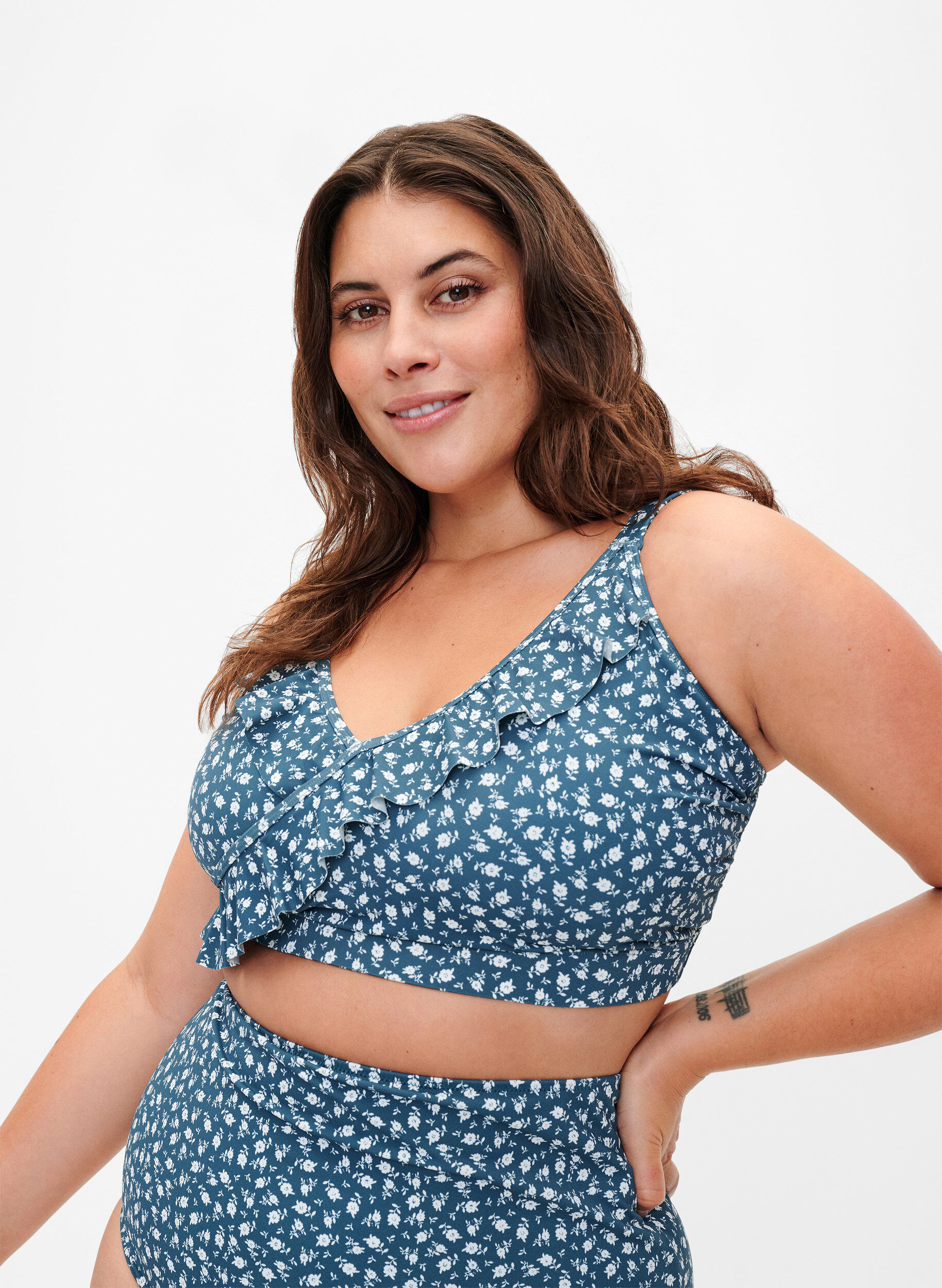 Zizzi Blommig bikinitopp med volanger, Bl&aring;, Model image number 0