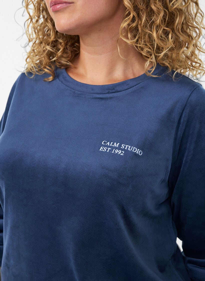 Blus i velour med broderad text, Bl&aring;, Model image number 3