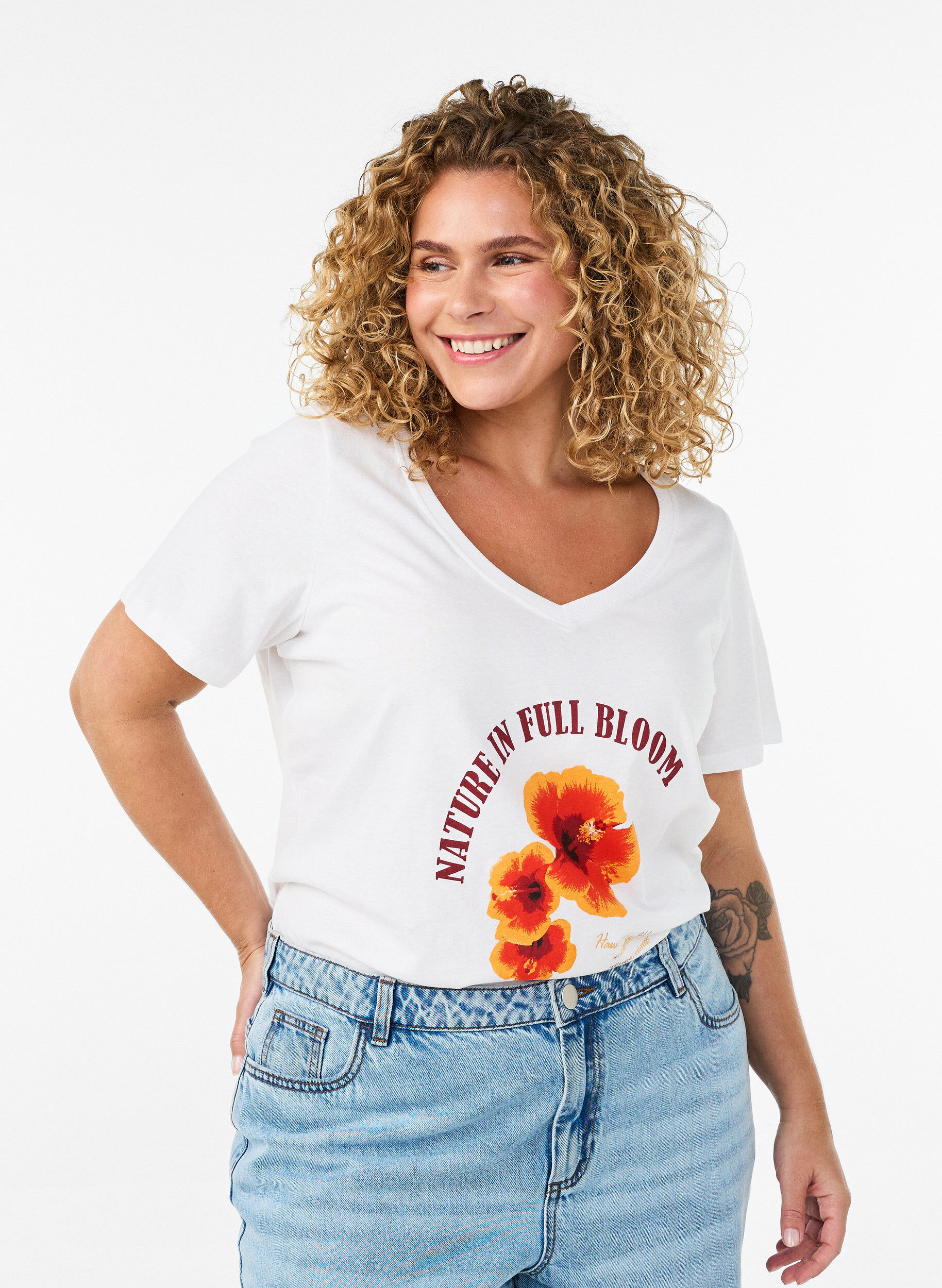 T-shirt i bomull med tryck framtill och v-ringning, Vit, Model