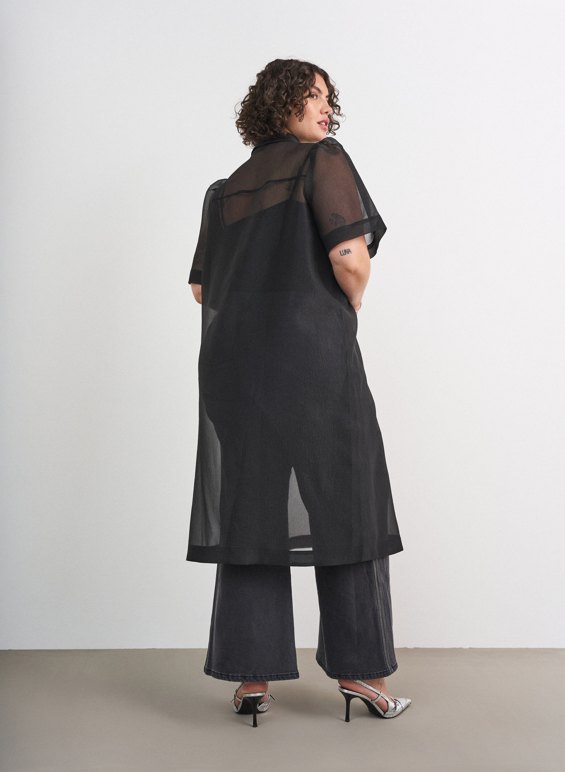 ZizziKl&auml;nning i organza med br&ouml;stfickor och puff&auml;rmar, Svart, Model image number 2
