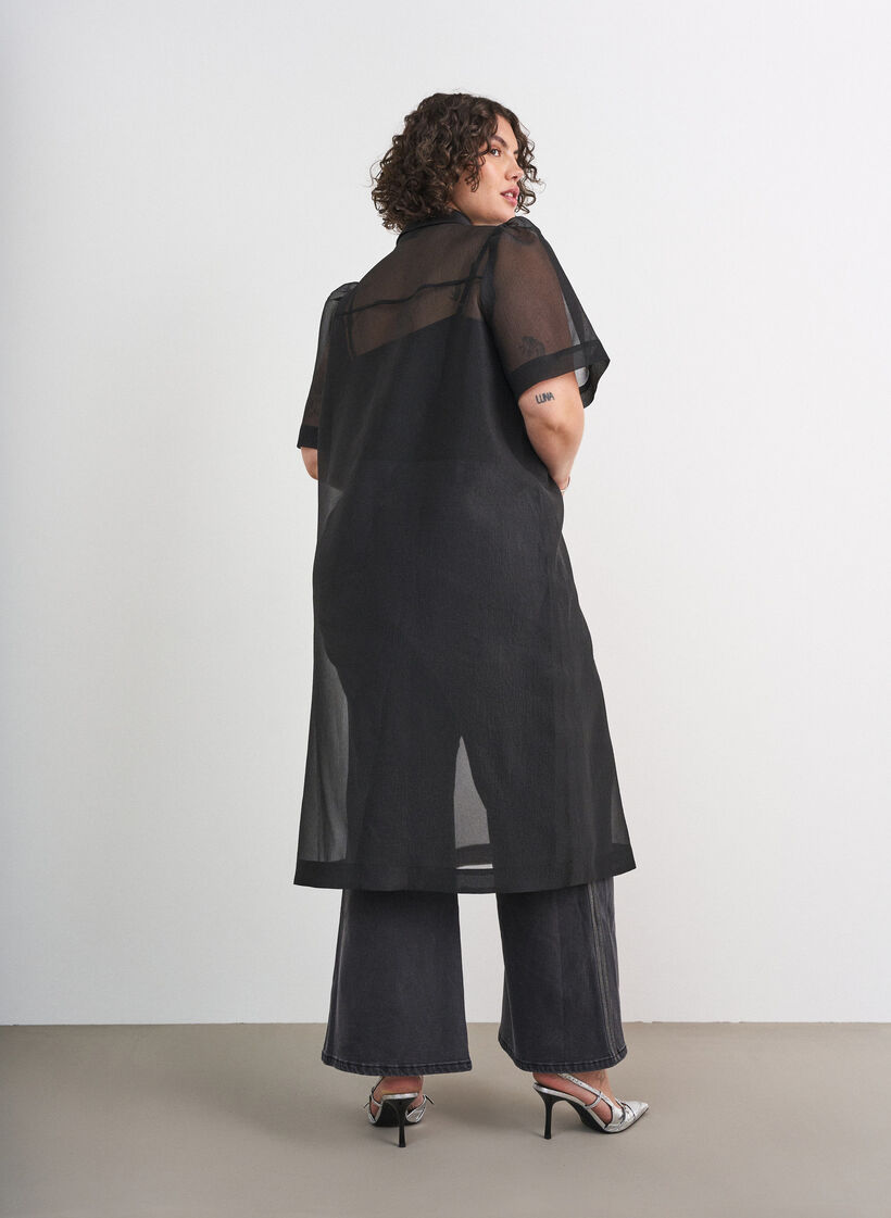Kl&auml;nning i organza med br&ouml;stfickor och puff&auml;rmar, Svart, Model image number 2