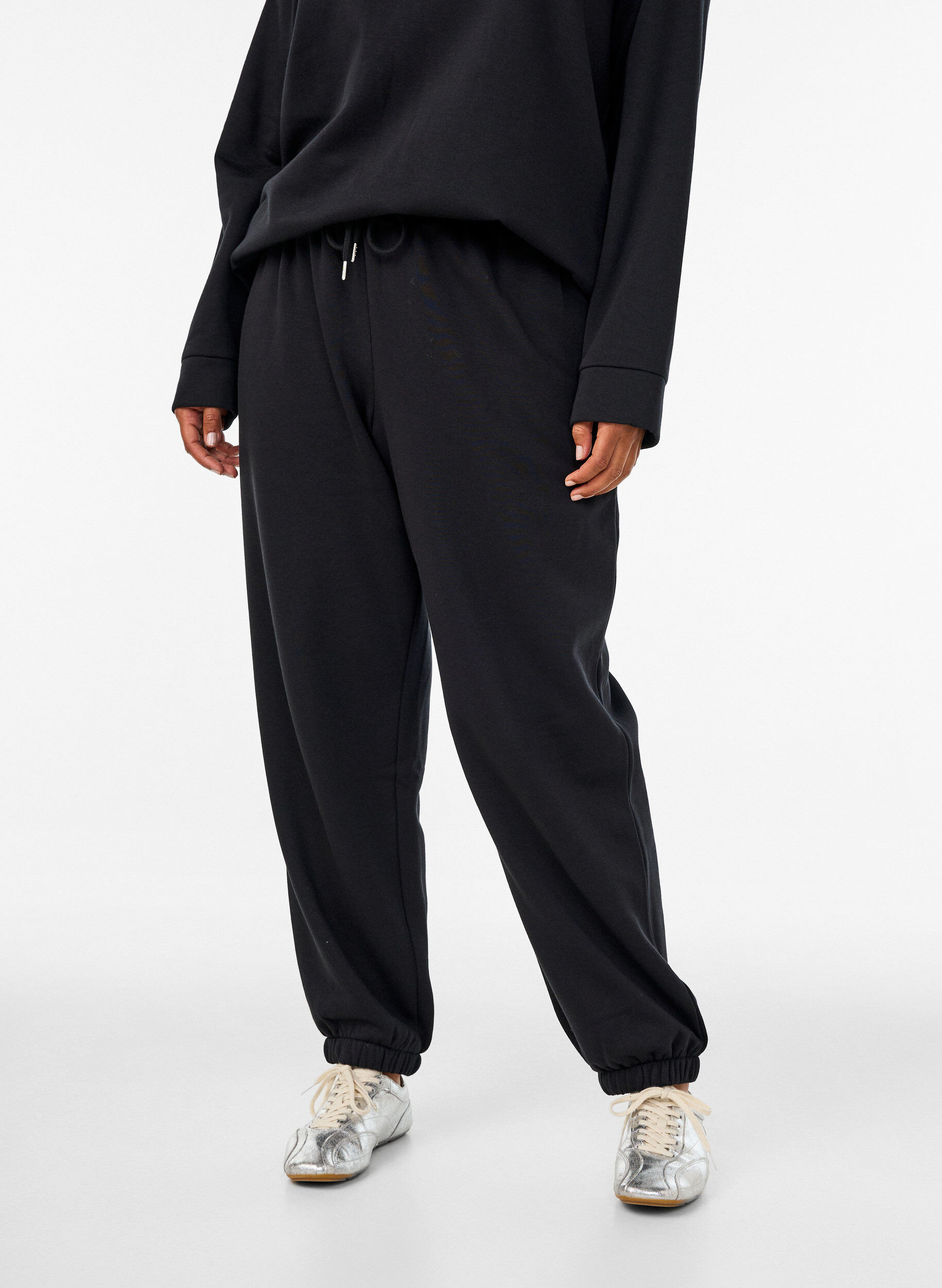 ZizziMjukisbyxor med h&ouml;g midja och dragsko, Svart, Model image number 2