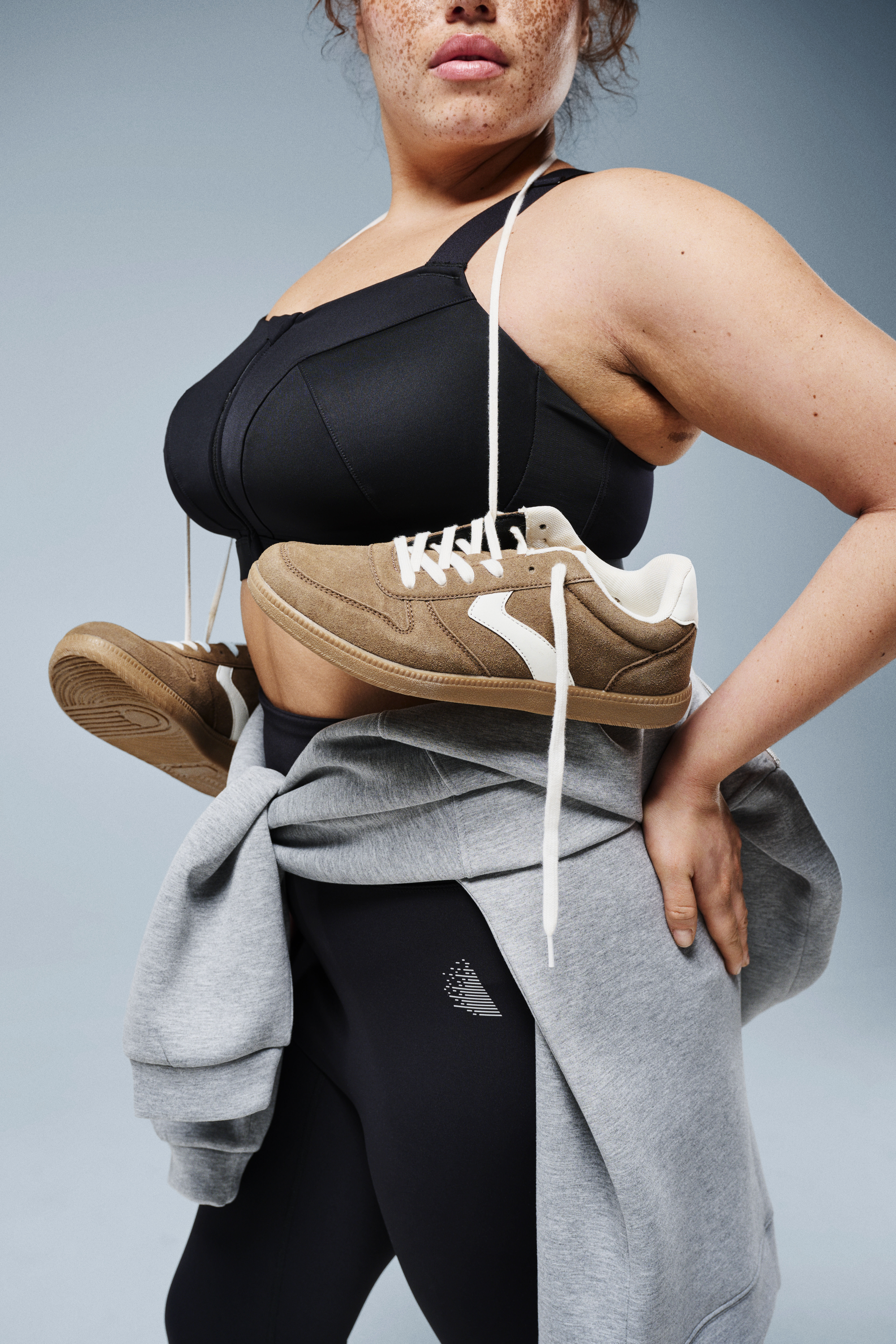 Zizzi Sportig look med huvtr&ouml;ja, , Model