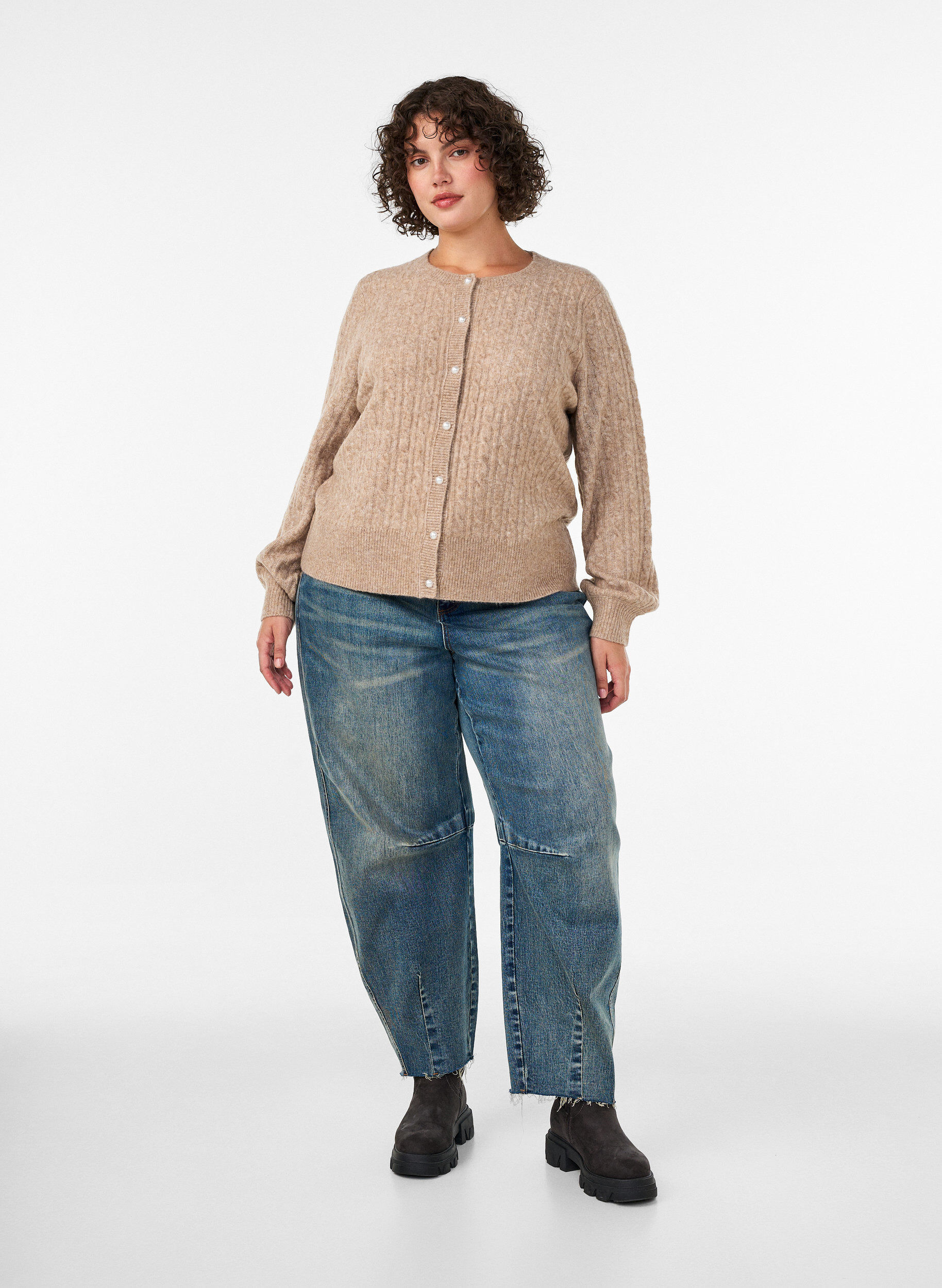 ZizziFl&auml;tstickad kofta med p&auml;rlknappar, Beige, Model image number 1
