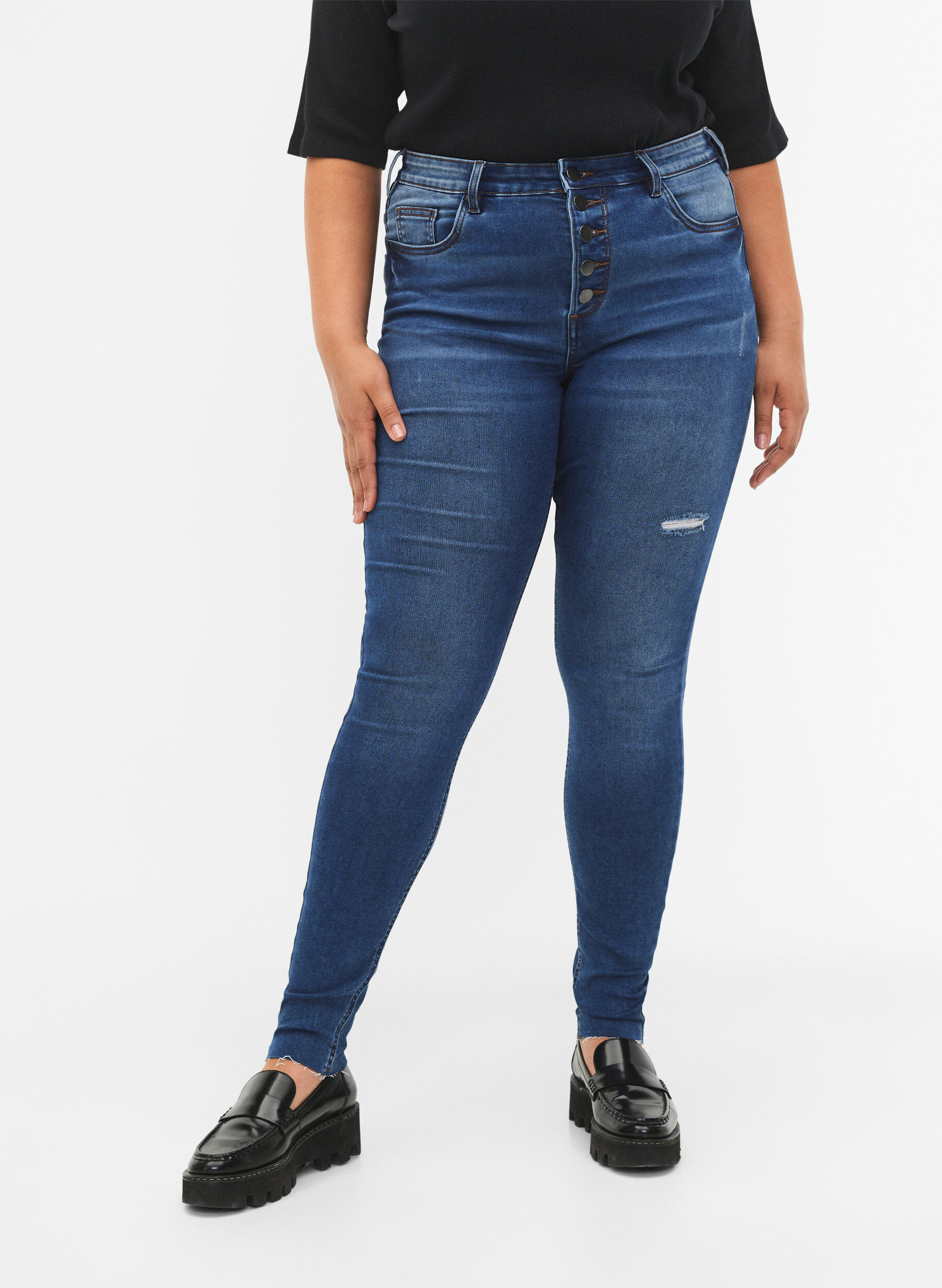 Zizzi Amy jeans med h&ouml;g midja och knappar, Blue denim, Model image number 2