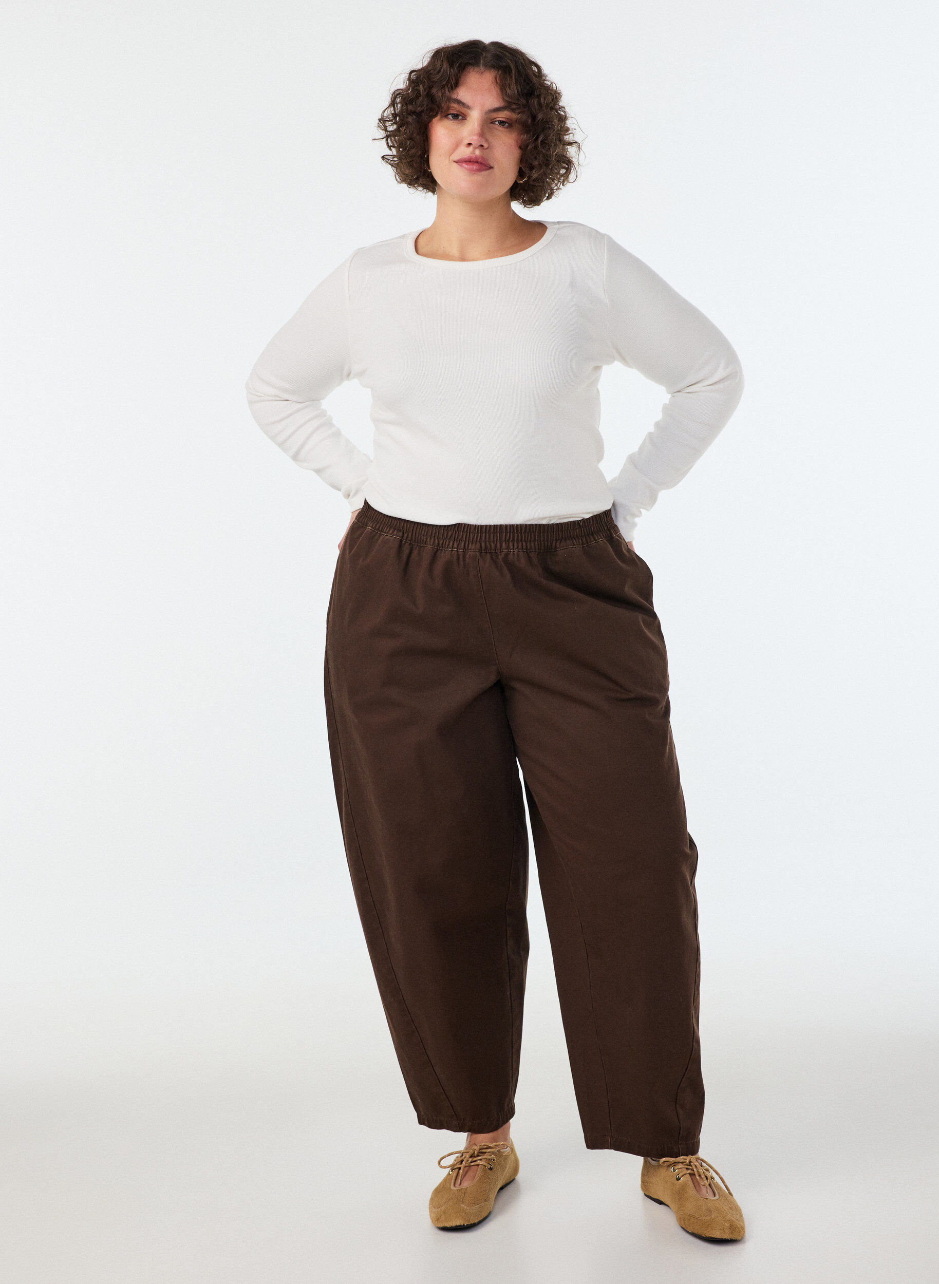 Barrel-jeans med h&ouml;g midja och res&aring;r i midjan, Brun, Model
