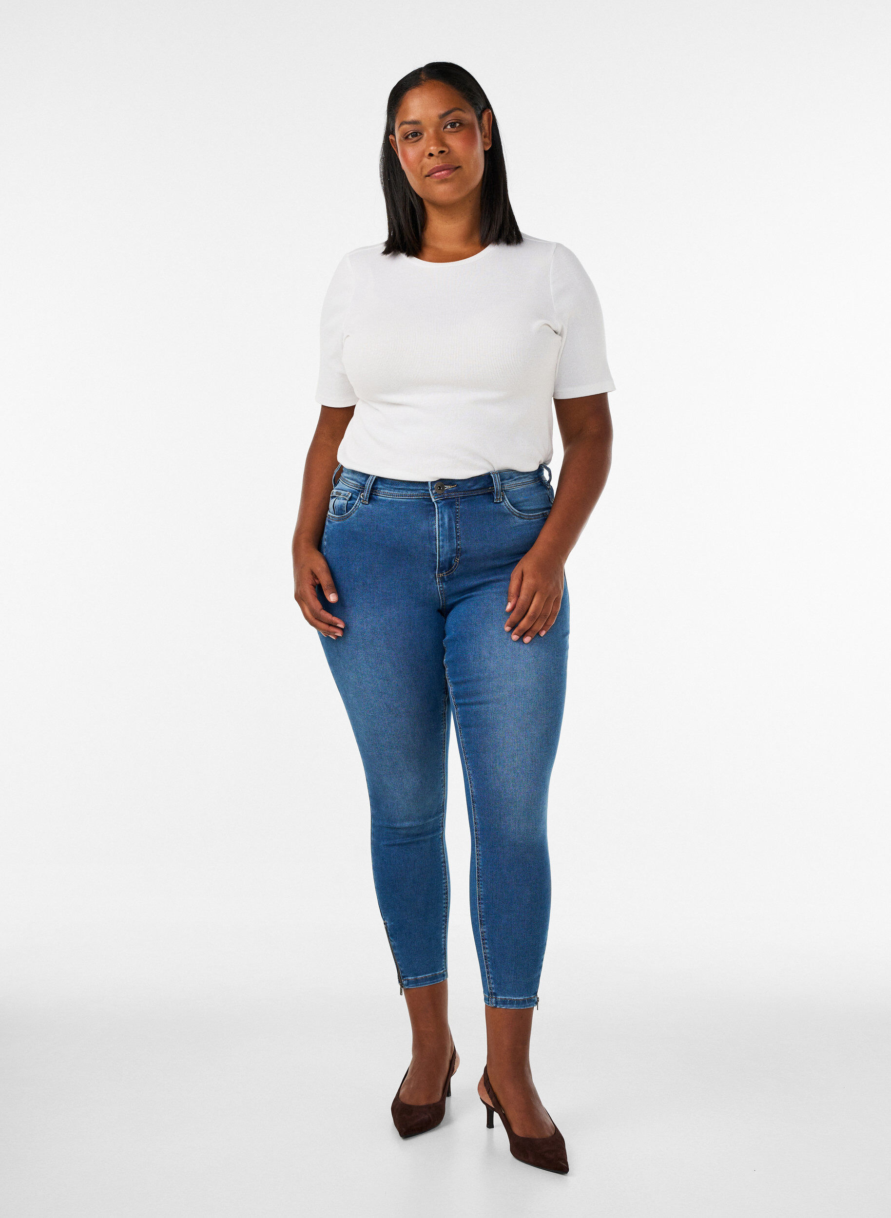 ZizziCroppade Amy jeans med dragkedja, Bl&aring;, Model image number 1