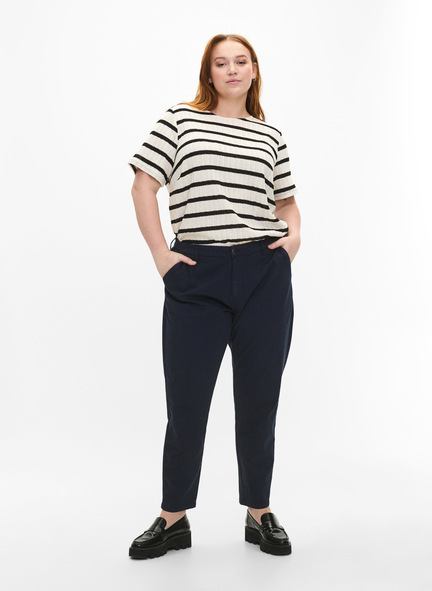 Zizzi Kort&auml;rmad blus med kontrastf&auml;rgade r&auml;nder, Sand Black Stripe, Model image number 2