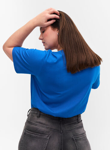 T-shirt i ekologisk bomull med v-ringning, Princess Blue, Model image number 1