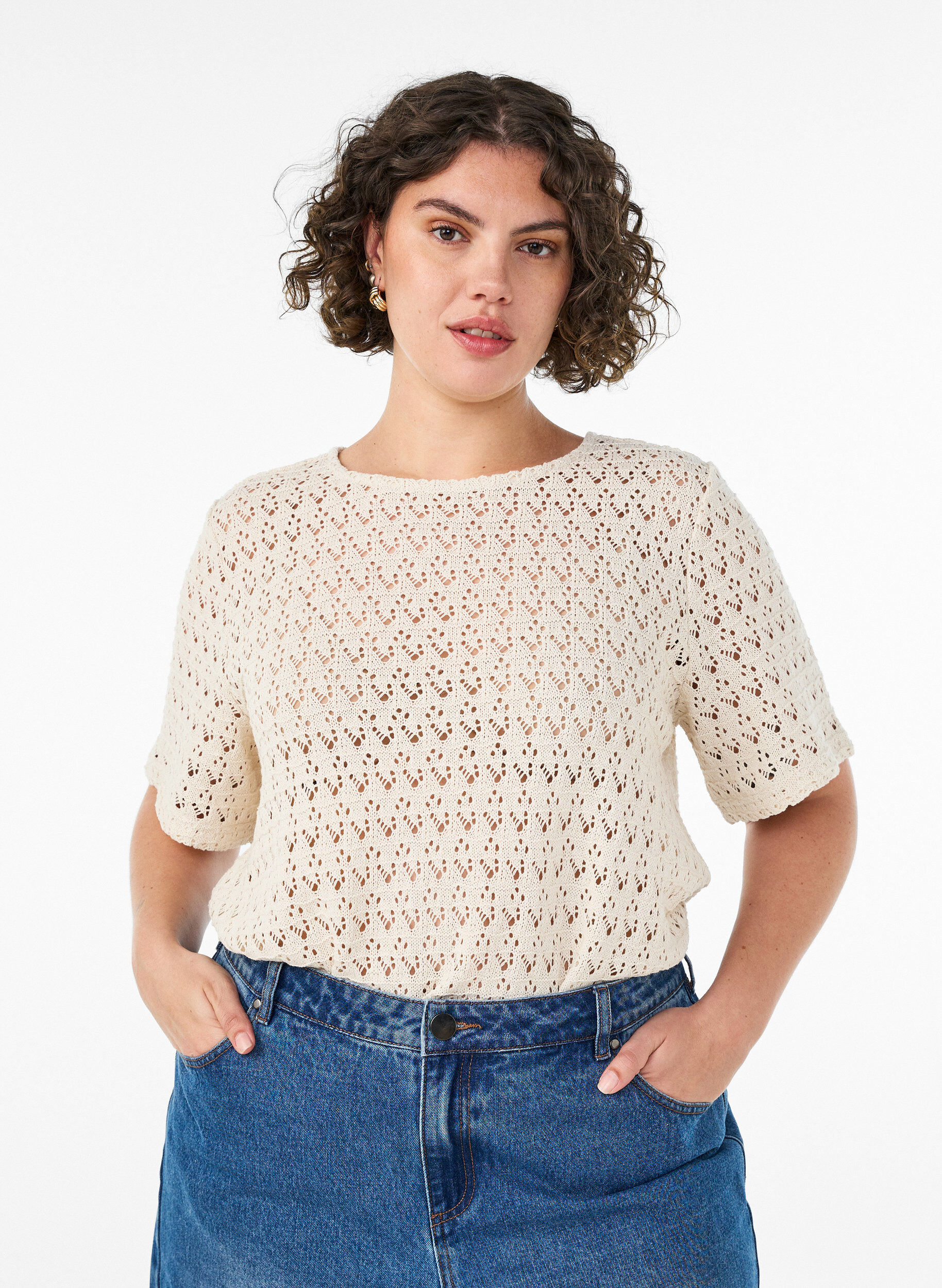 ZizziKort&auml;rmad blus med h&aring;lbroderi, Beige, Model image number 0