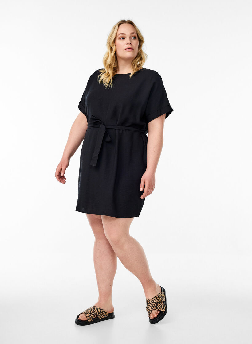 Kort klänning med lös passform och knytskärp, Svart, Model image number 1