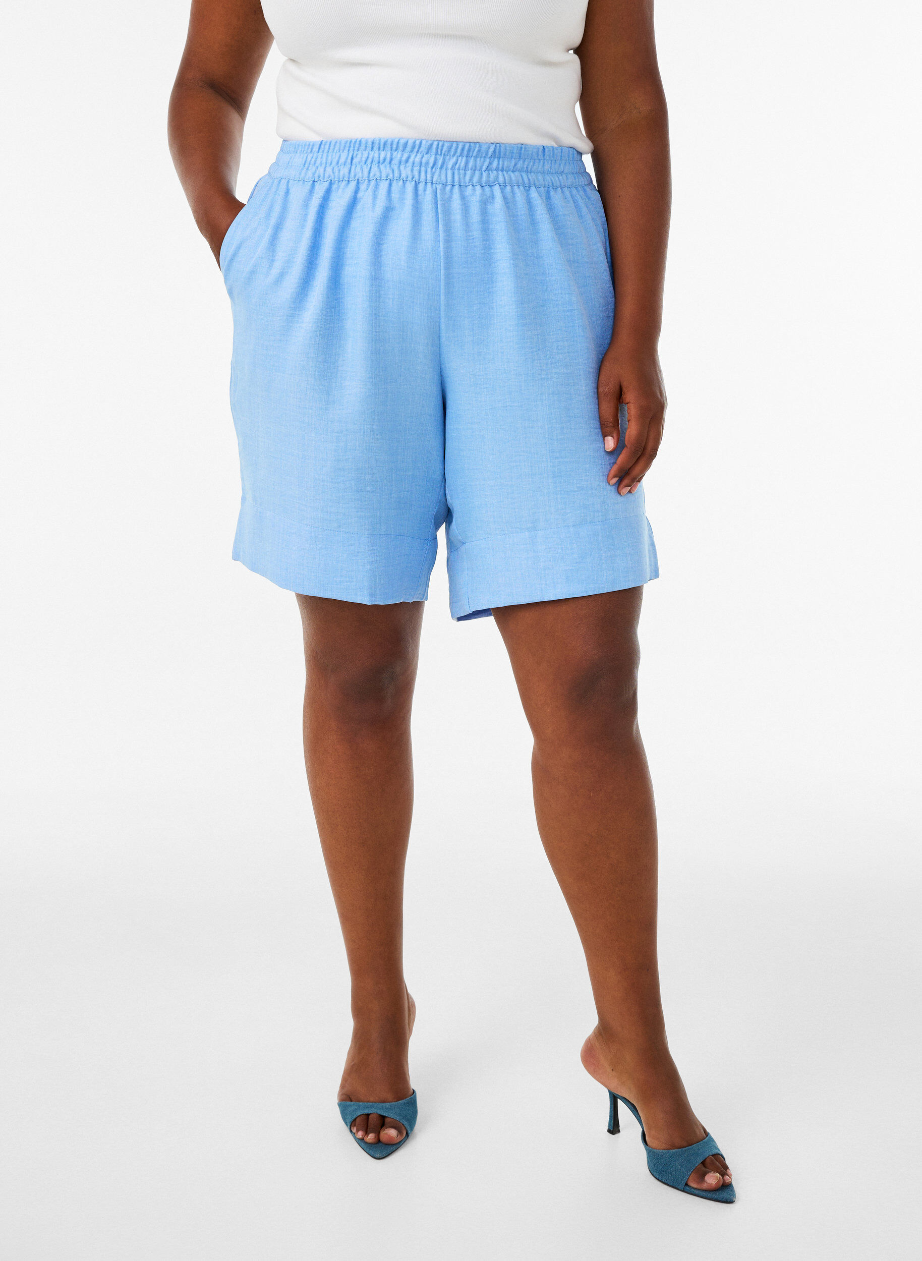 Shorts med fickor och h&ouml;g midja, Bl&aring;, Model