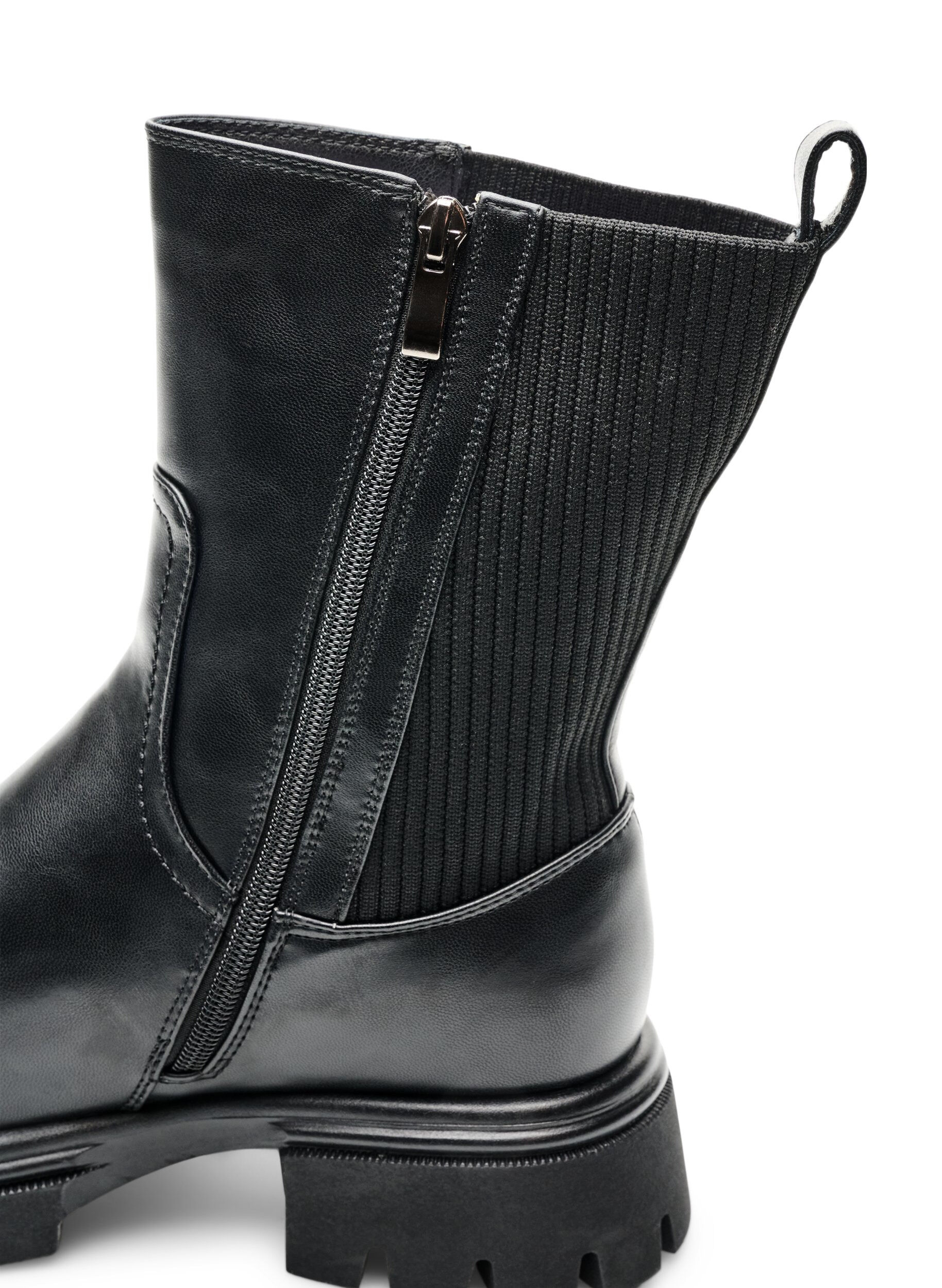 ZizziChelsea boot med kraftig sula och ribbade paneler, Svart, Packshot image number 3