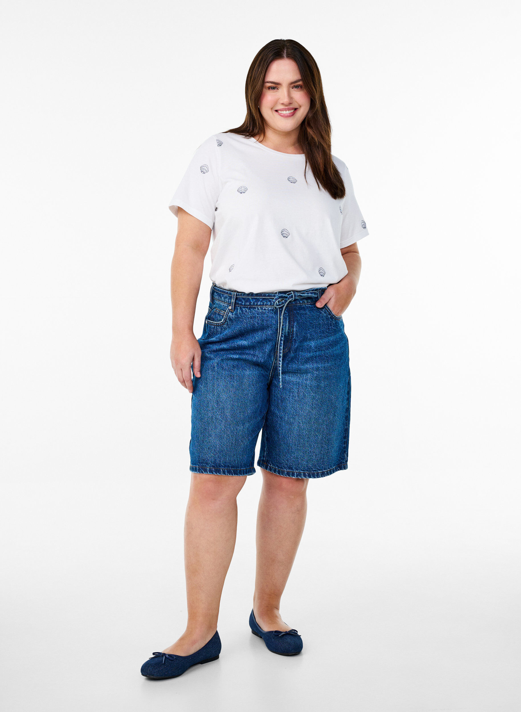 Zizzi T-shirt i ekologisk bomull med broderade motiv, Vit, Model image number 1