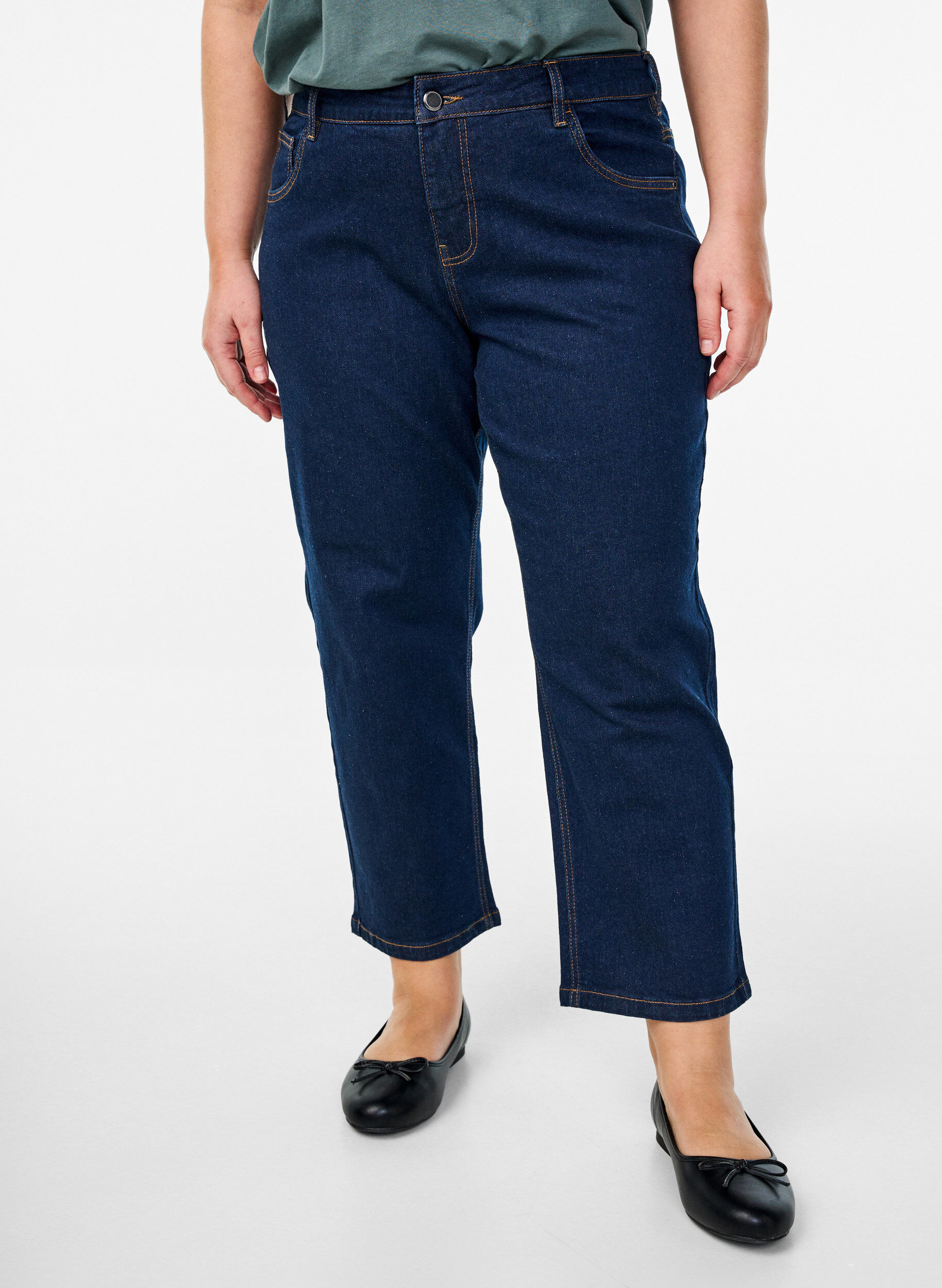 ZizziCroppade Vera-jeans med raka ben, Bl&aring;, Model image number 2