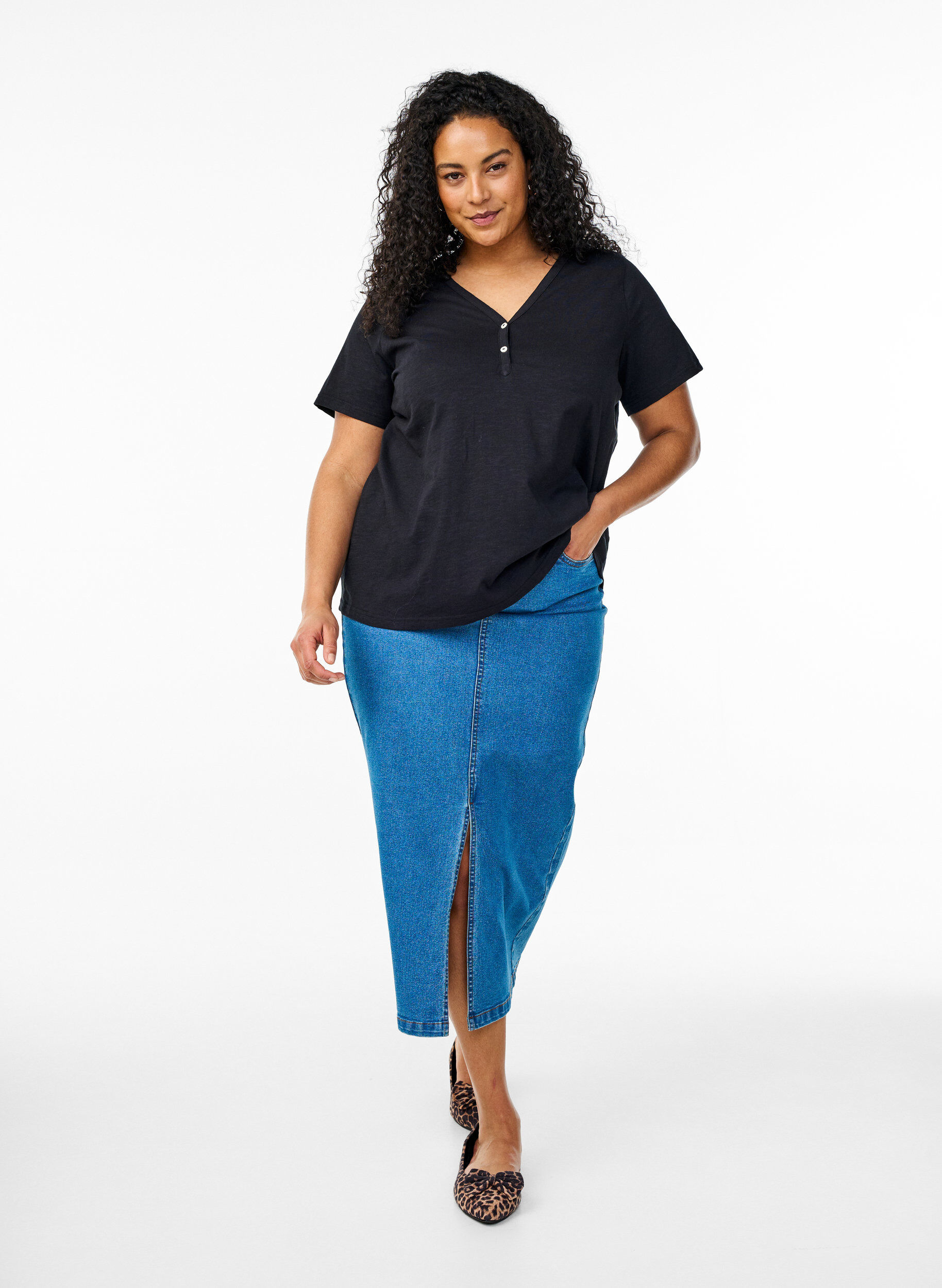 Zizzi T-shirt med knappdetalj, Svart, Model image number 1