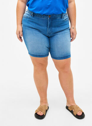 Slim fit Emily shorts med normalhög midja, Light blue denim, Model image number 2
