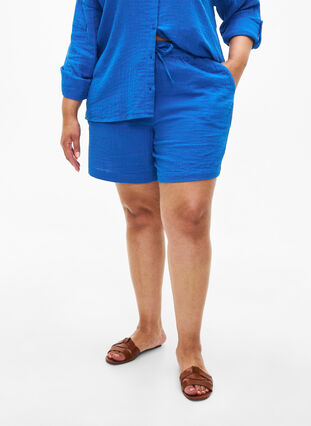 Shorts i bomullsmuslin med fickor, Victoria blue, Model image number 2