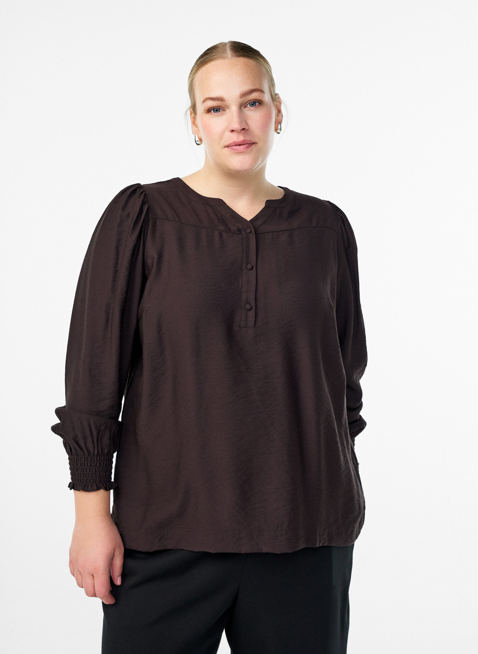 Viskosblus med smock och rynkade detaljer, Brun, Model