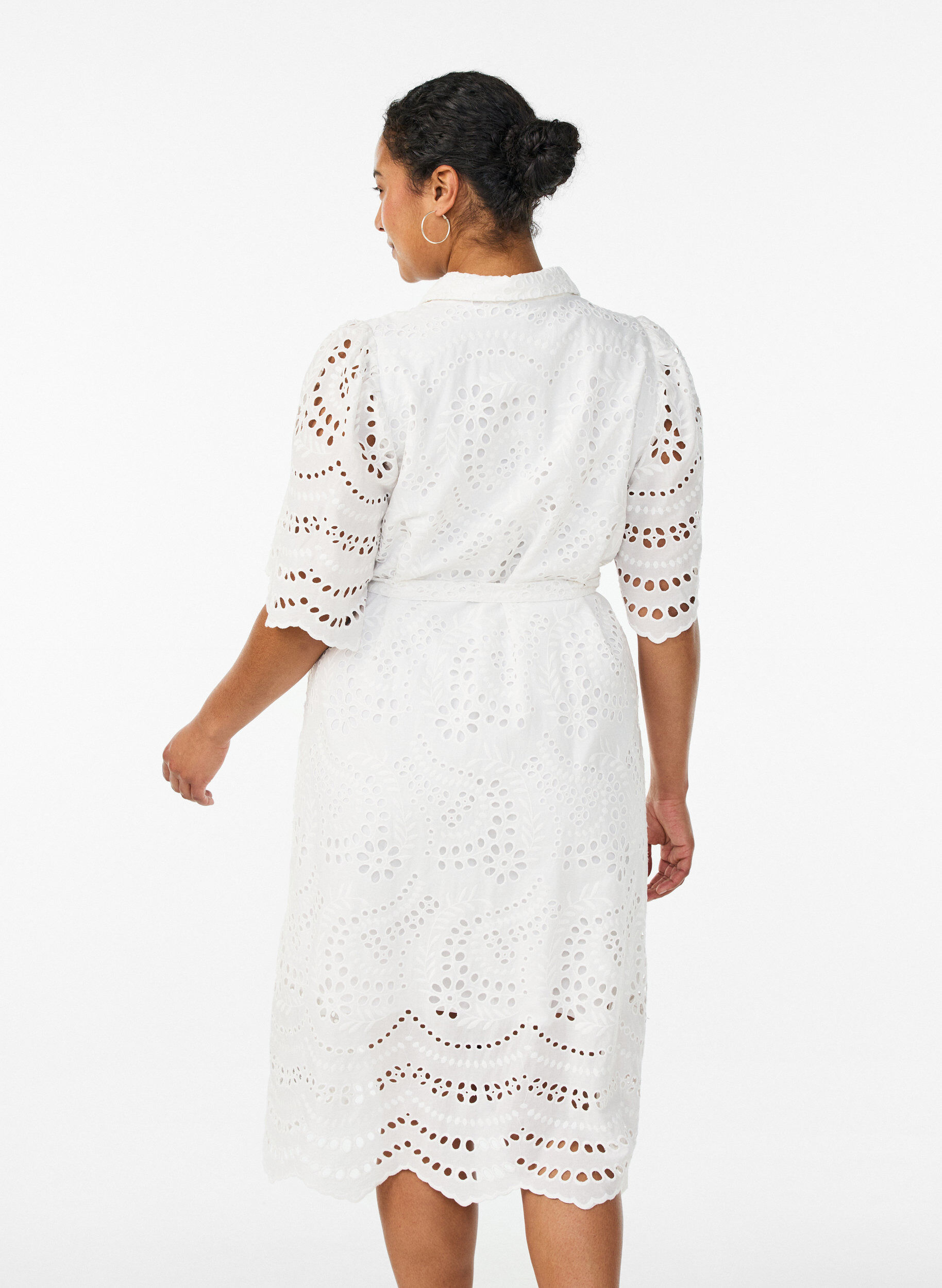 ZizziSkjortkl&auml;nning i broderie anglaise med knytb&auml;lte, Vit, Model image number 2