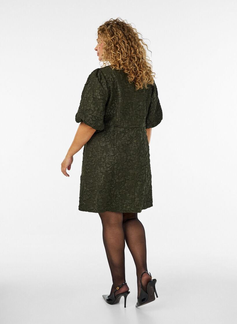 A-linjeformad kl&auml;nning i jacquard med puff&auml;rmar, Gr&ouml;n, Model image number 2