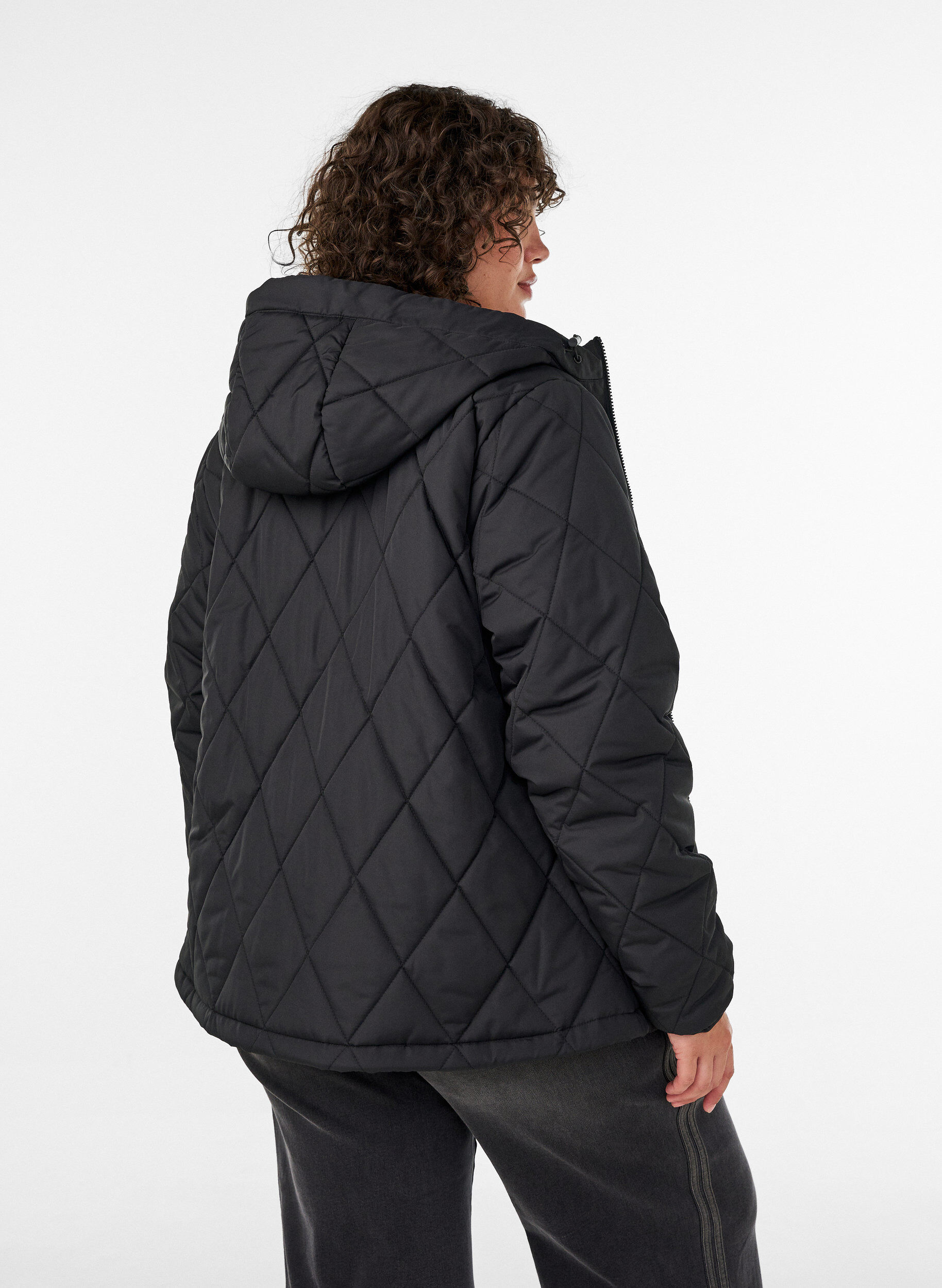 ZizziL&auml;tt vadderad jacka med diamantquilt, Svart, Model image number 2