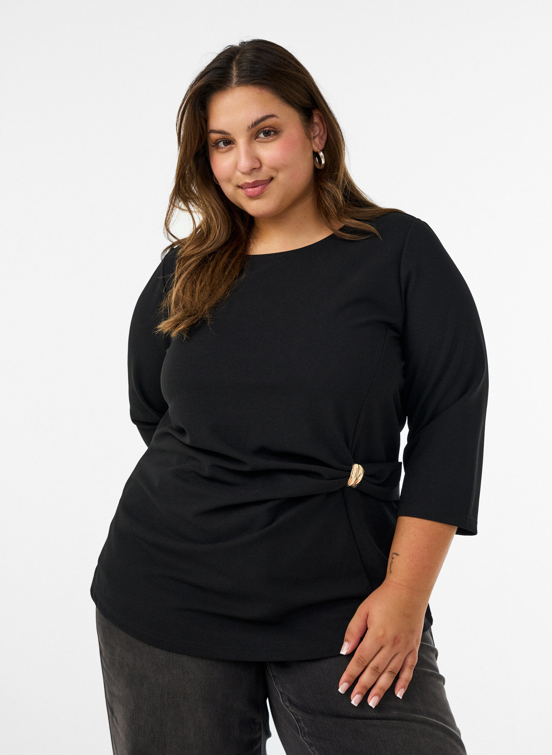 ZizziBlus med asymmetrisk drapering och 3/4-&auml;rmar, Svart, Model image number 0