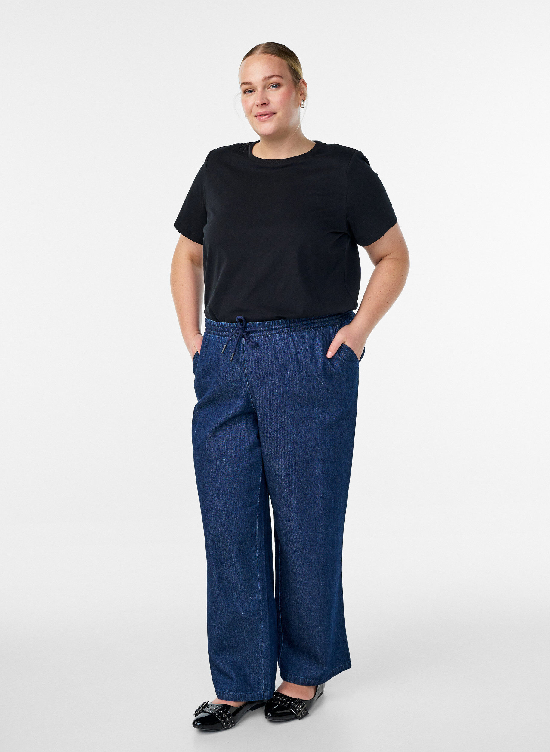 Zizzi Bas-t-shirt i bomull med axelvaddar, Svart, Model image number 1