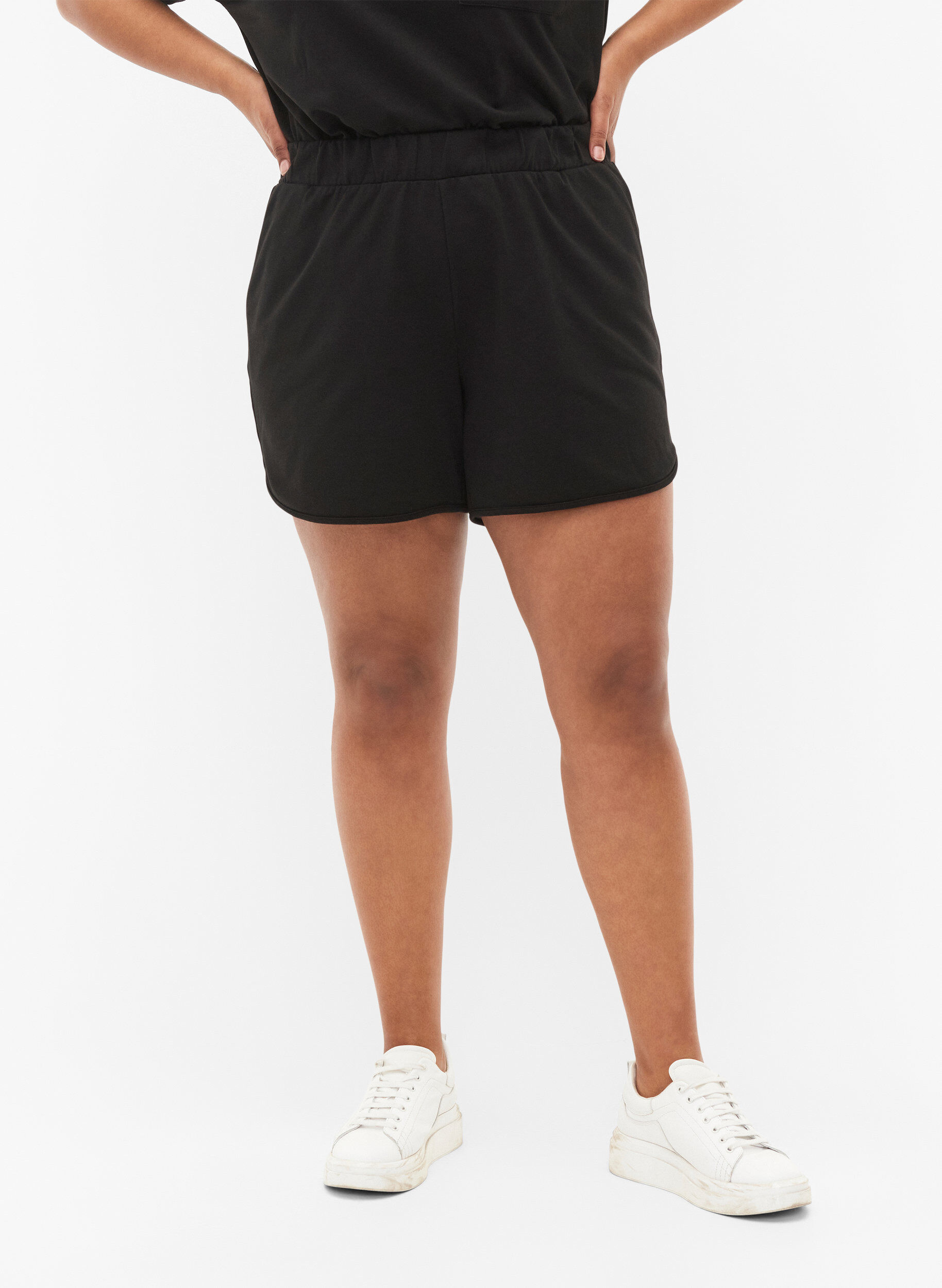 Zizzi Enf&auml;rgade sweatshirtshorts med fickor, Black, Model image number 2