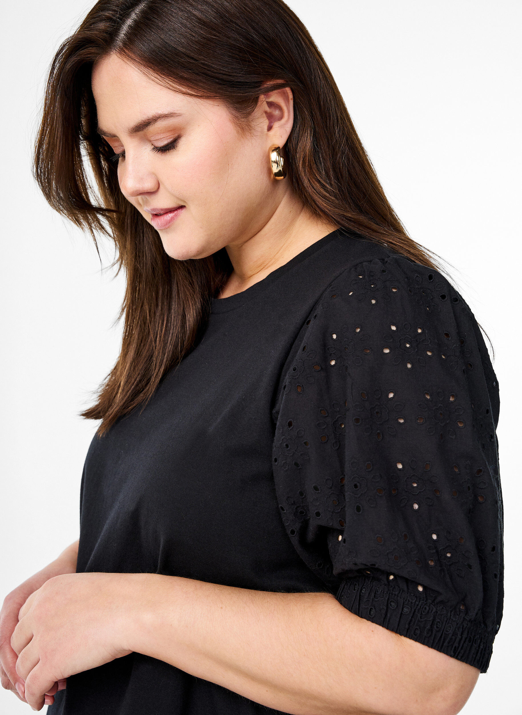 Zizzi T-shirt med Broderie Anglaise-&auml;rmar, Svart, Model image number 3