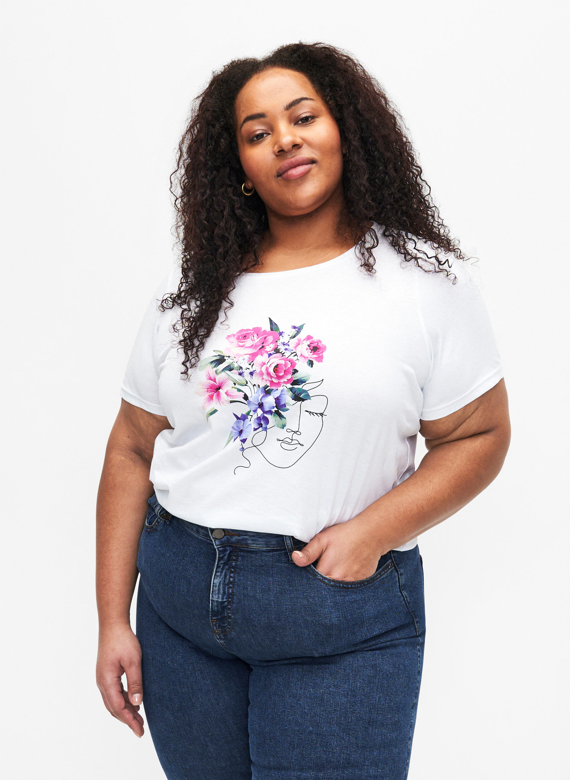 Zizzi T-shirt i bomull med blommor och portr&auml;ttmotiv, B. White Face Flower, Model image number 0