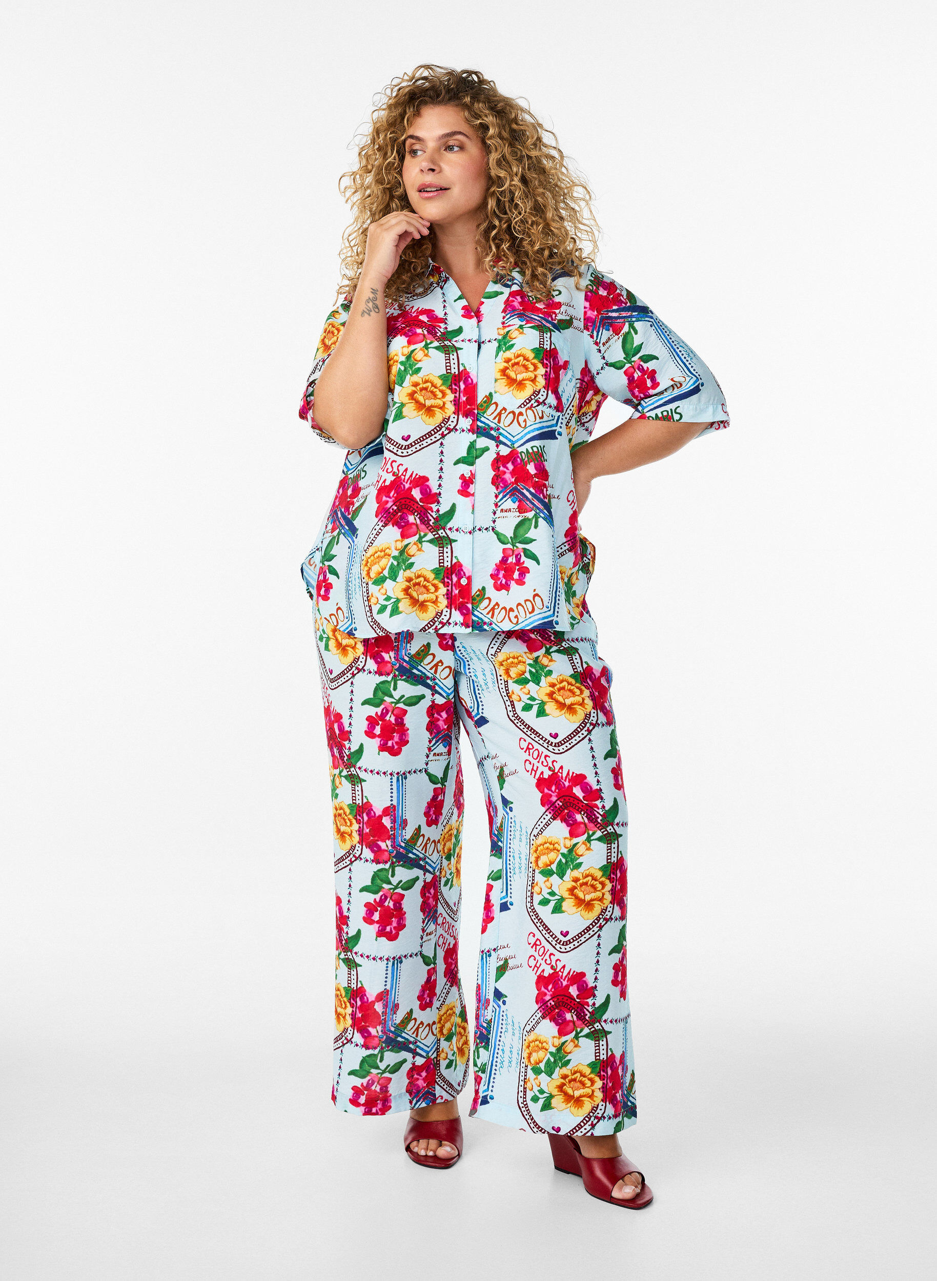 ZizziByxor med raka ben i f&auml;rgglatt m&ouml;nster, Bl&aring;, Model image number 0