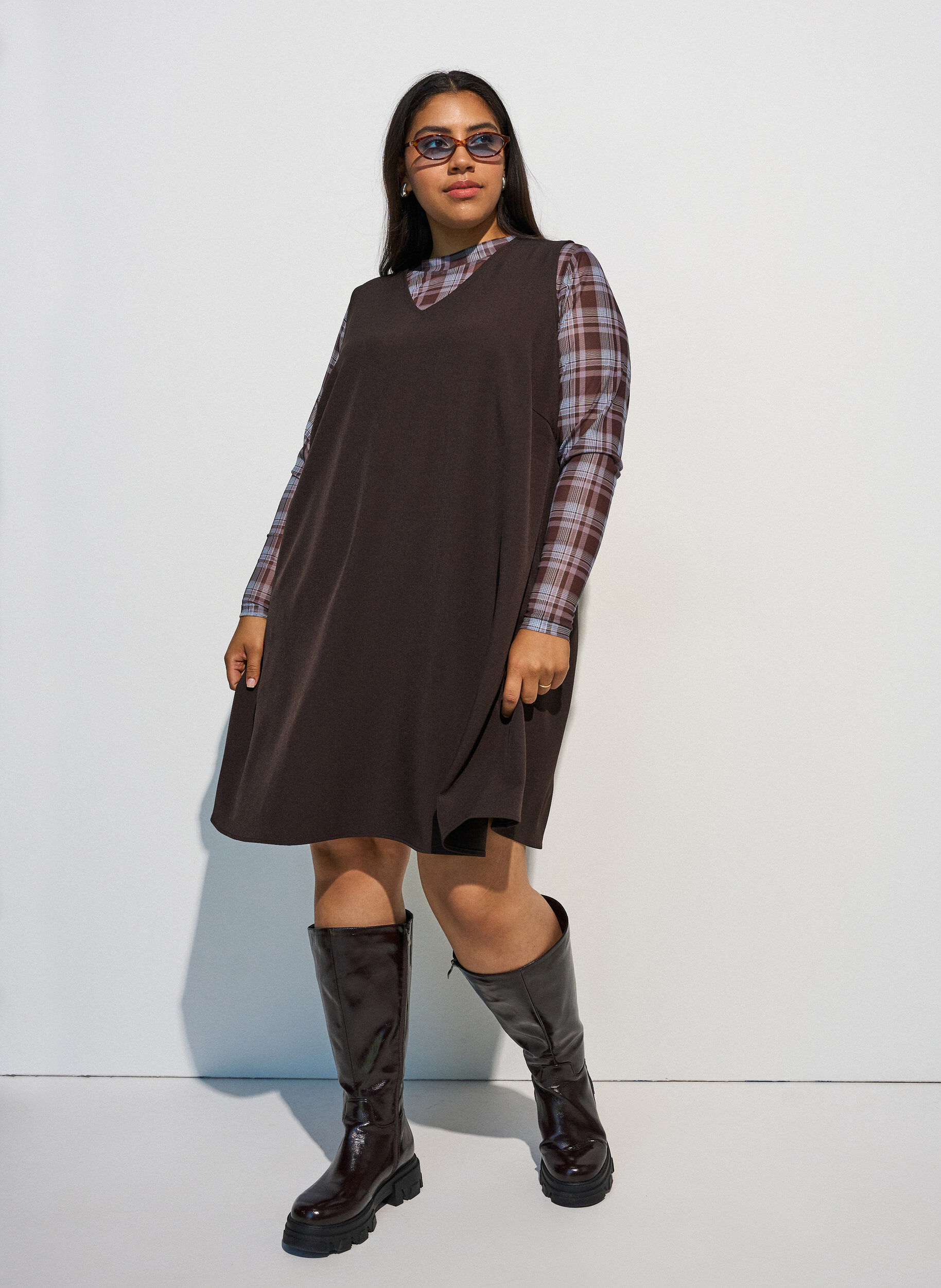 Zizzi&Auml;rml&ouml;s kritstrecksrandig a-linjeformad kl&auml;nning, Brun, Model image number 1