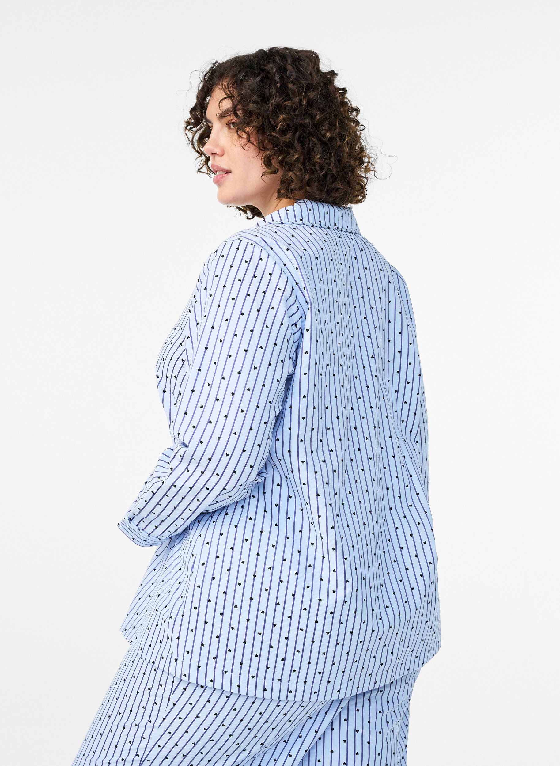 Zizzi Pyjamasskjorta i seersucker med l&aring;nga &auml;rmar, Bl&aring;, Model image number 2
