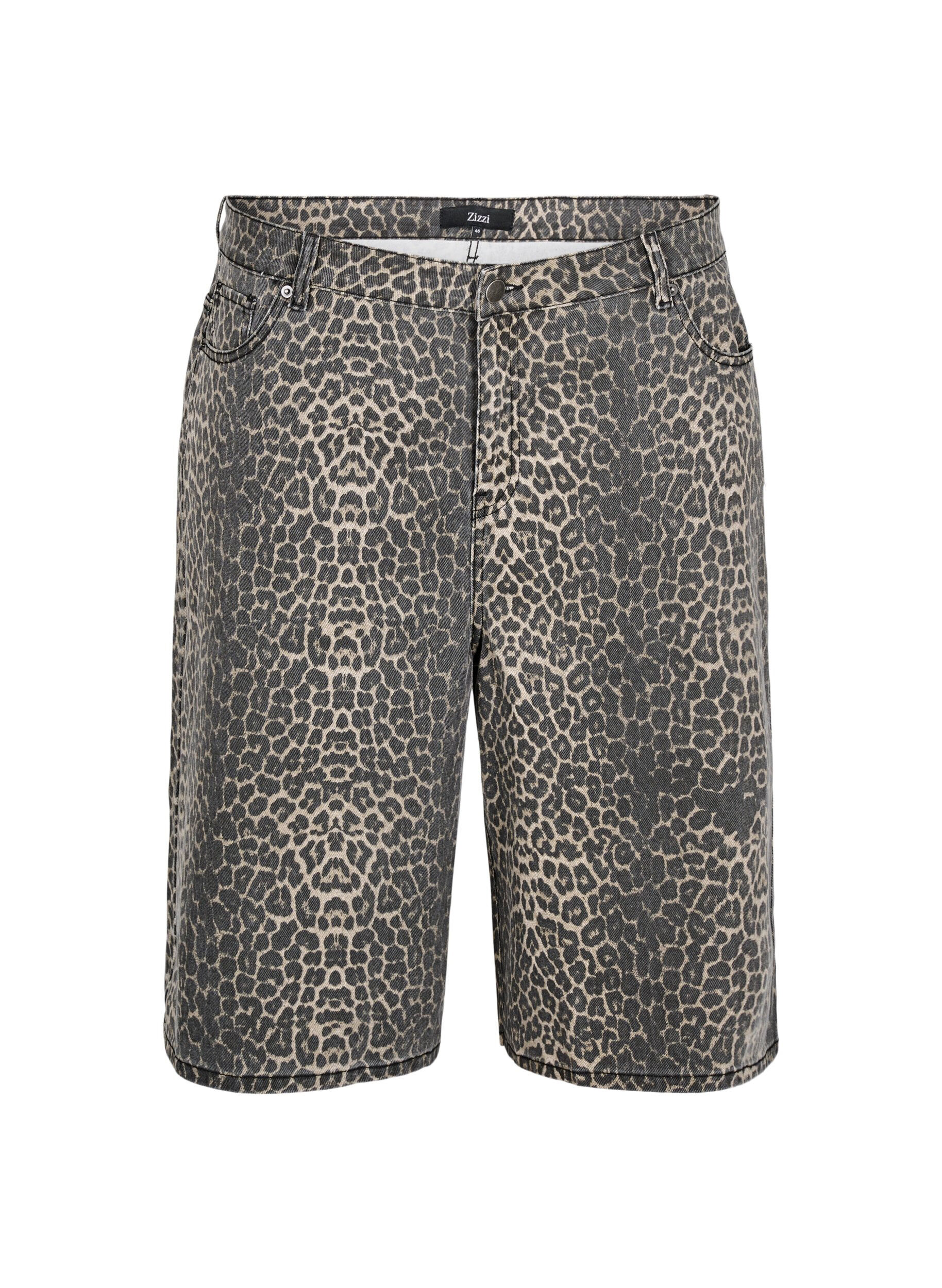 Leopardm&ouml;nstrade jeansshorts i bermuda-modell