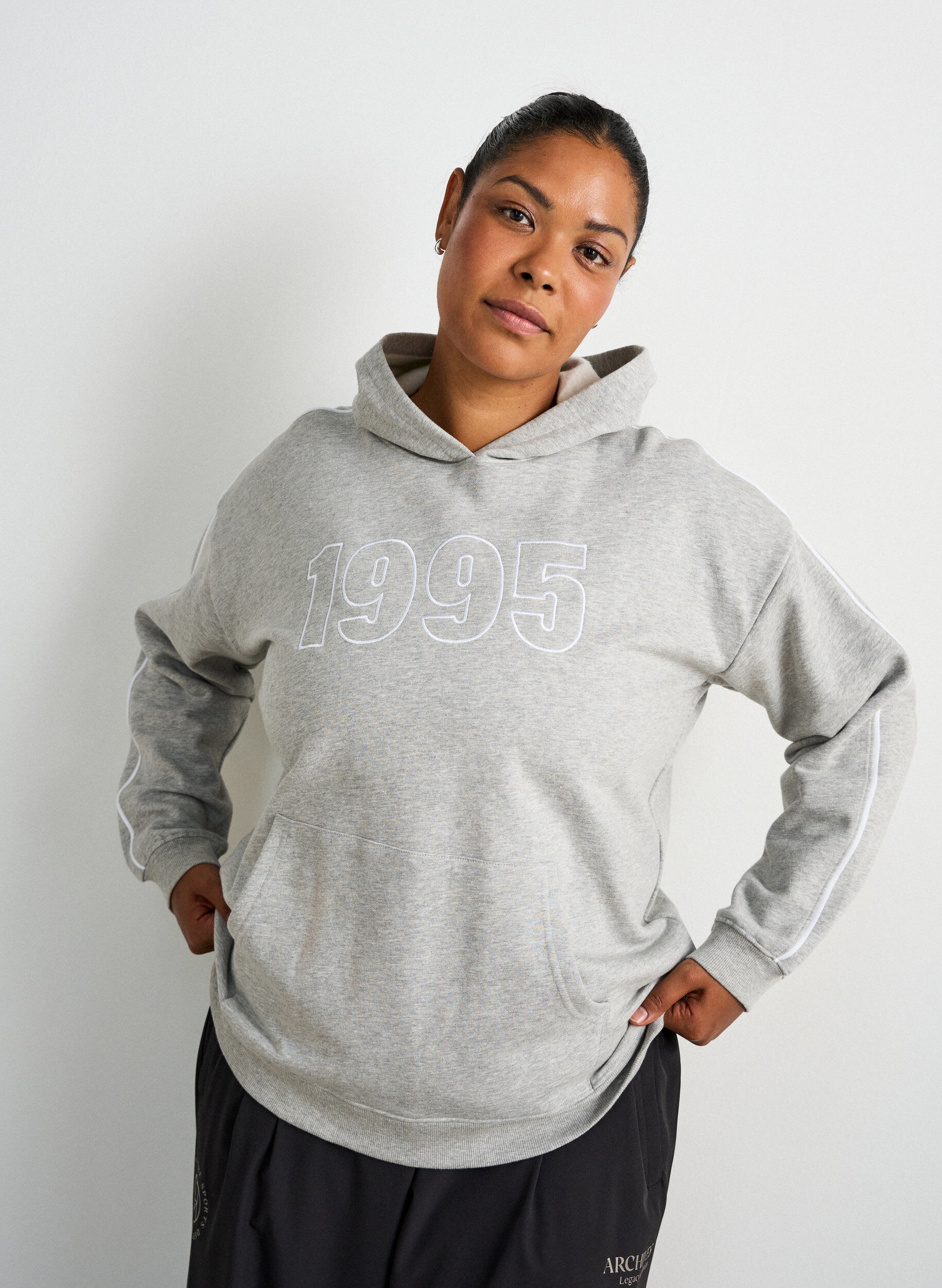 ZizziHuvtr&ouml;ja med broderat motiv, Gr&aring;, Model image number 3
