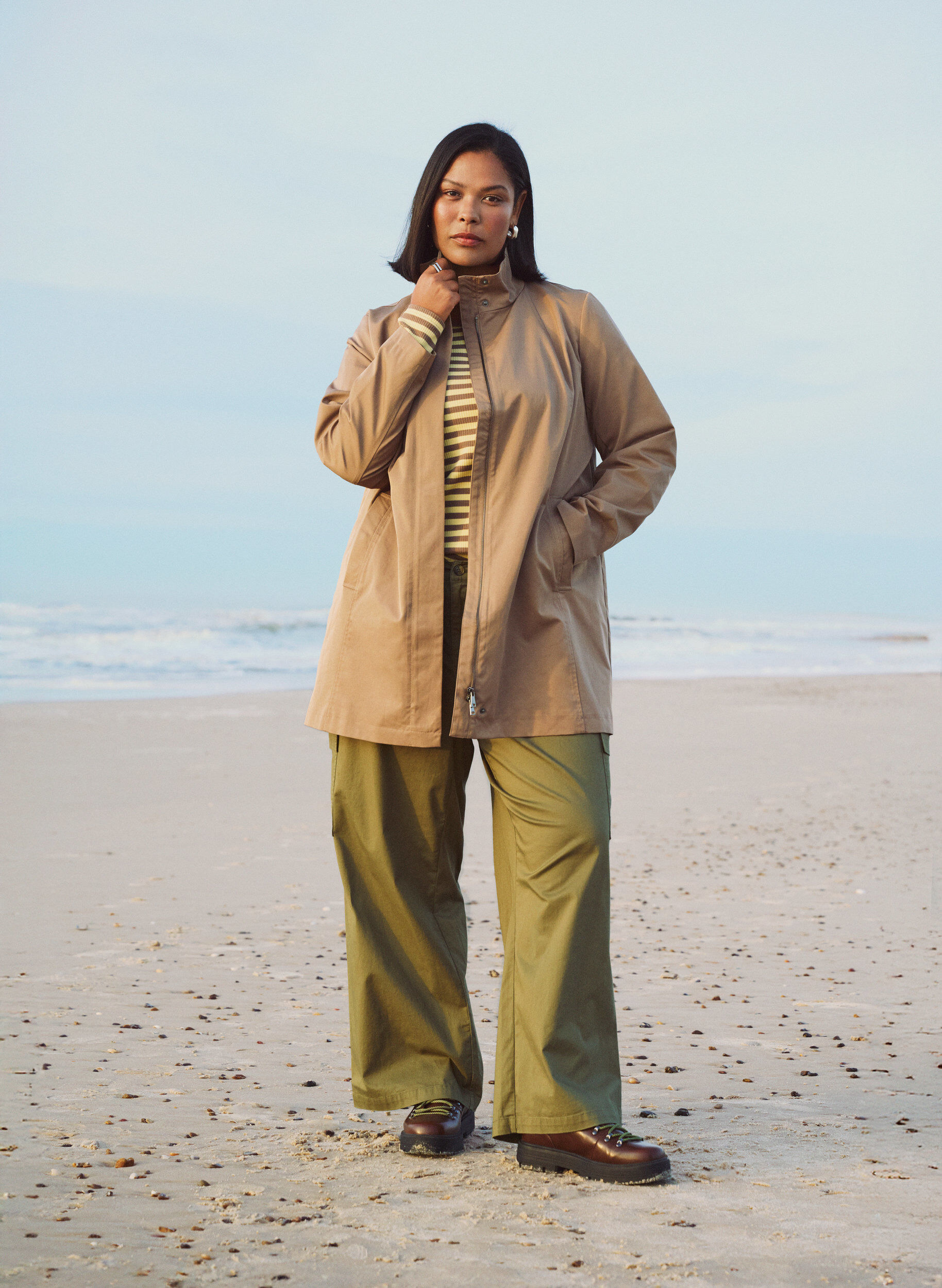 Zizzi &Ouml;verg&aring;ngsjacka med fickor och h&ouml;g krage, Brun, Image image number 0