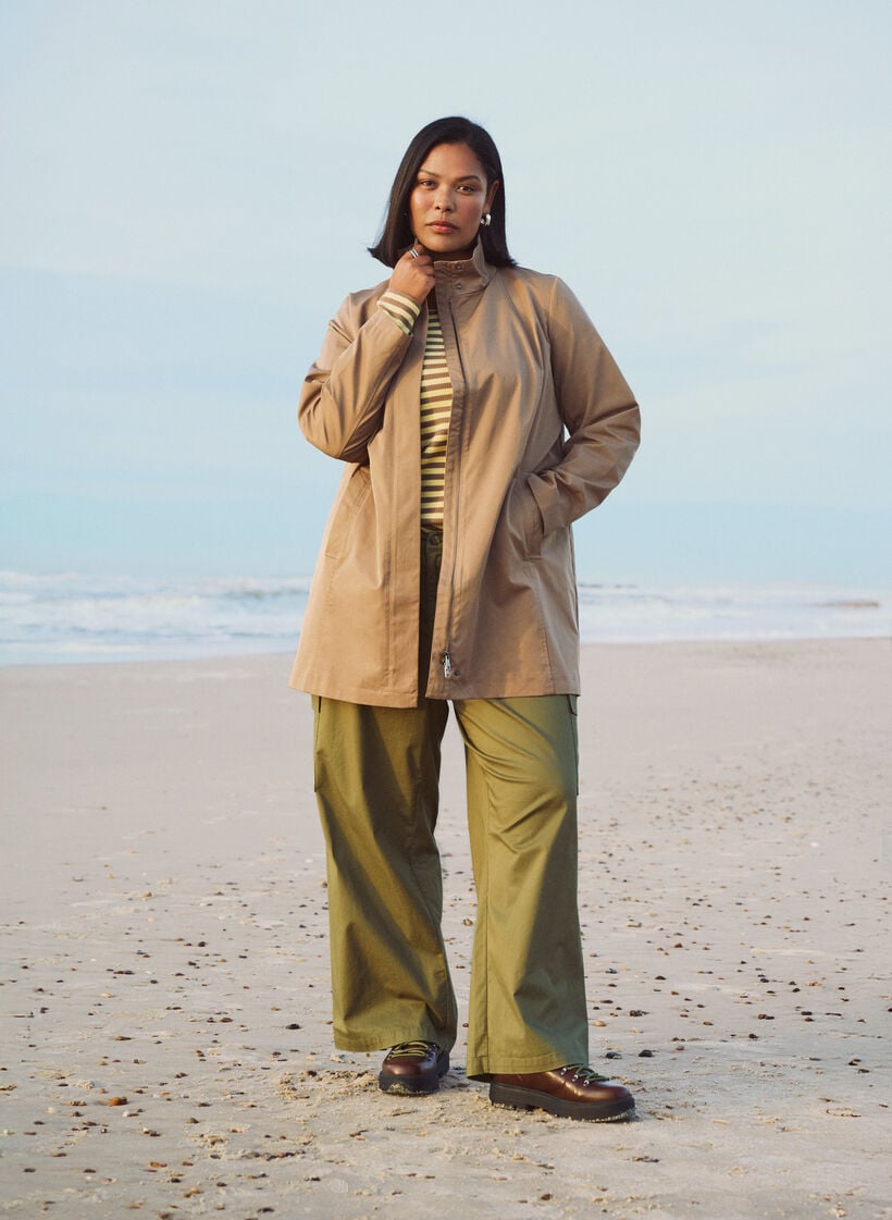 &Ouml;verg&aring;ngsjacka med fickor och h&ouml;g krage, Brun, Image image number 0