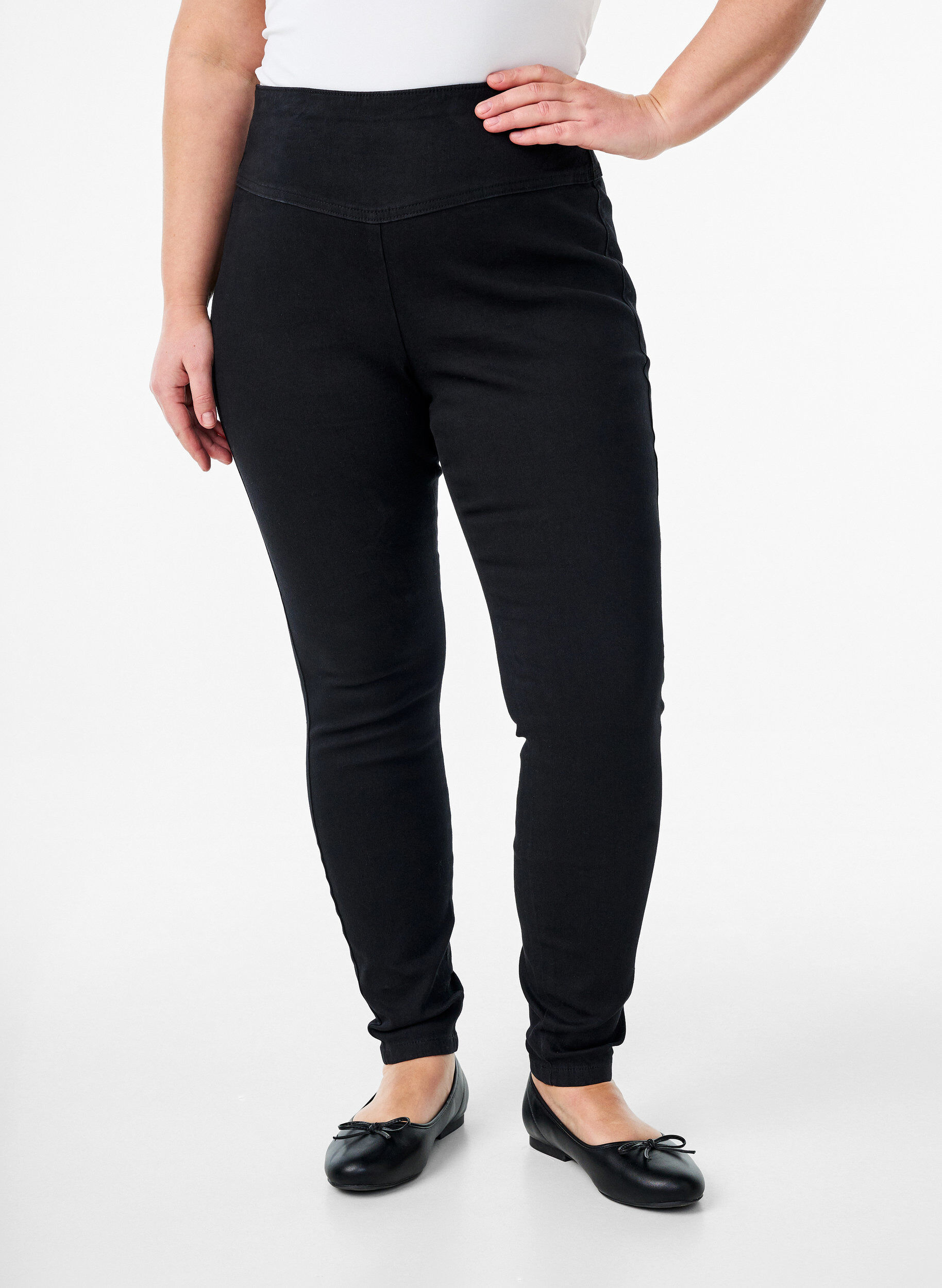 Zizzi Stretchiga jeggings med h&ouml;g midja, Svart, Model image number 2