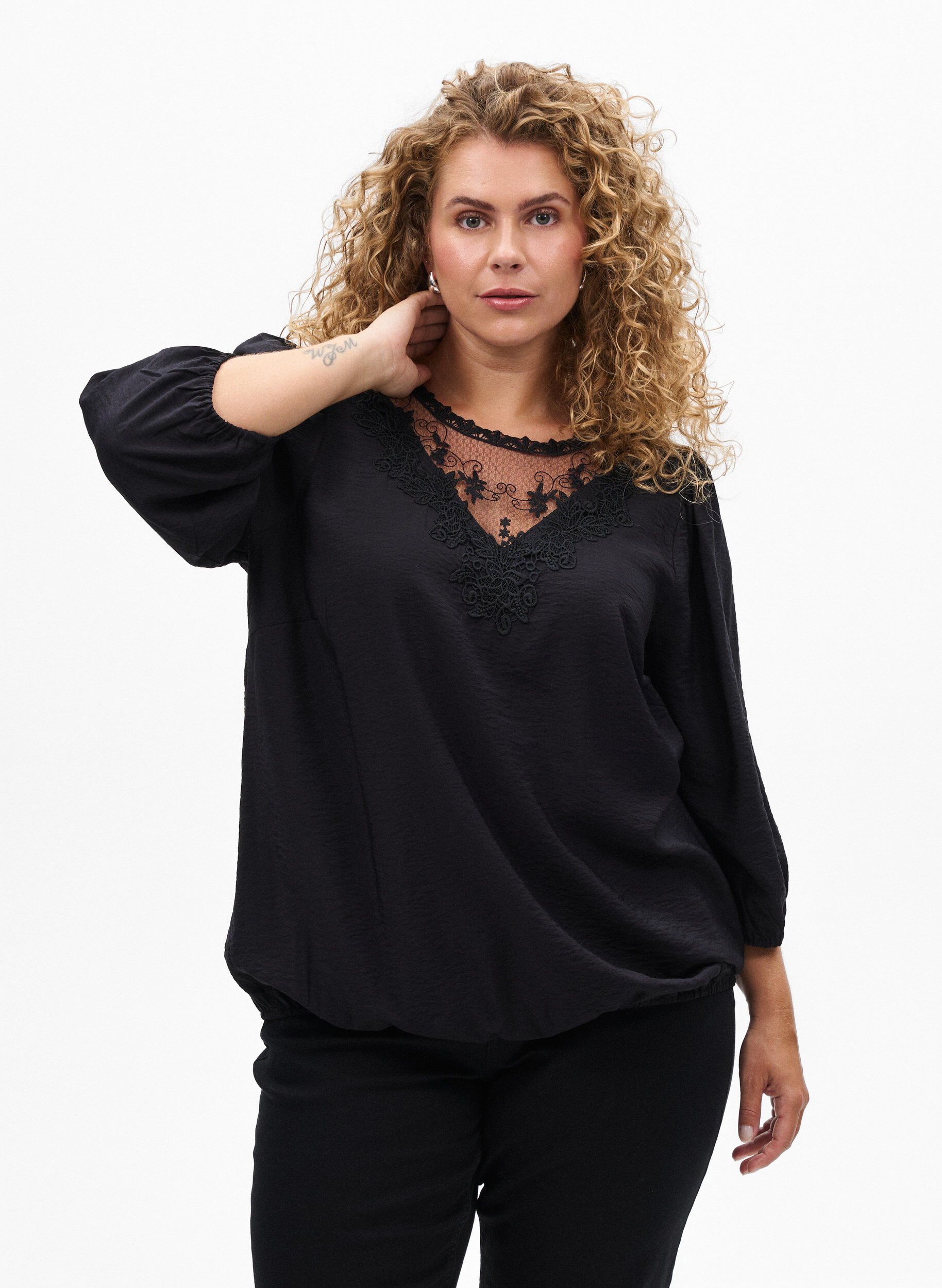 ZizziBlus med 3/4-&auml;rm och spetsdetaljer, Svart, Model image number 0