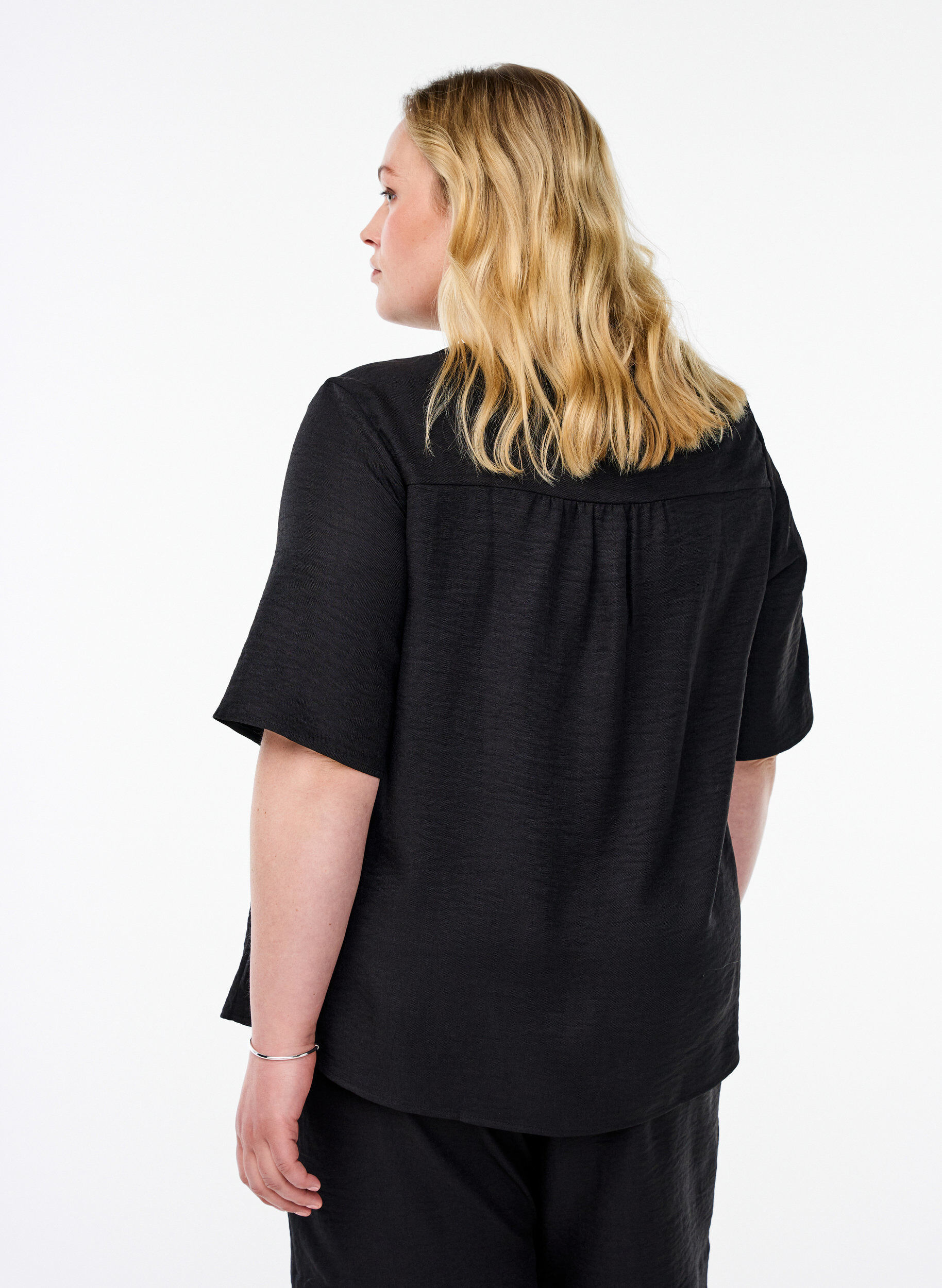 ZizziV-ringad skjortblus med korta &auml;rmar, Svart, Model image number 2