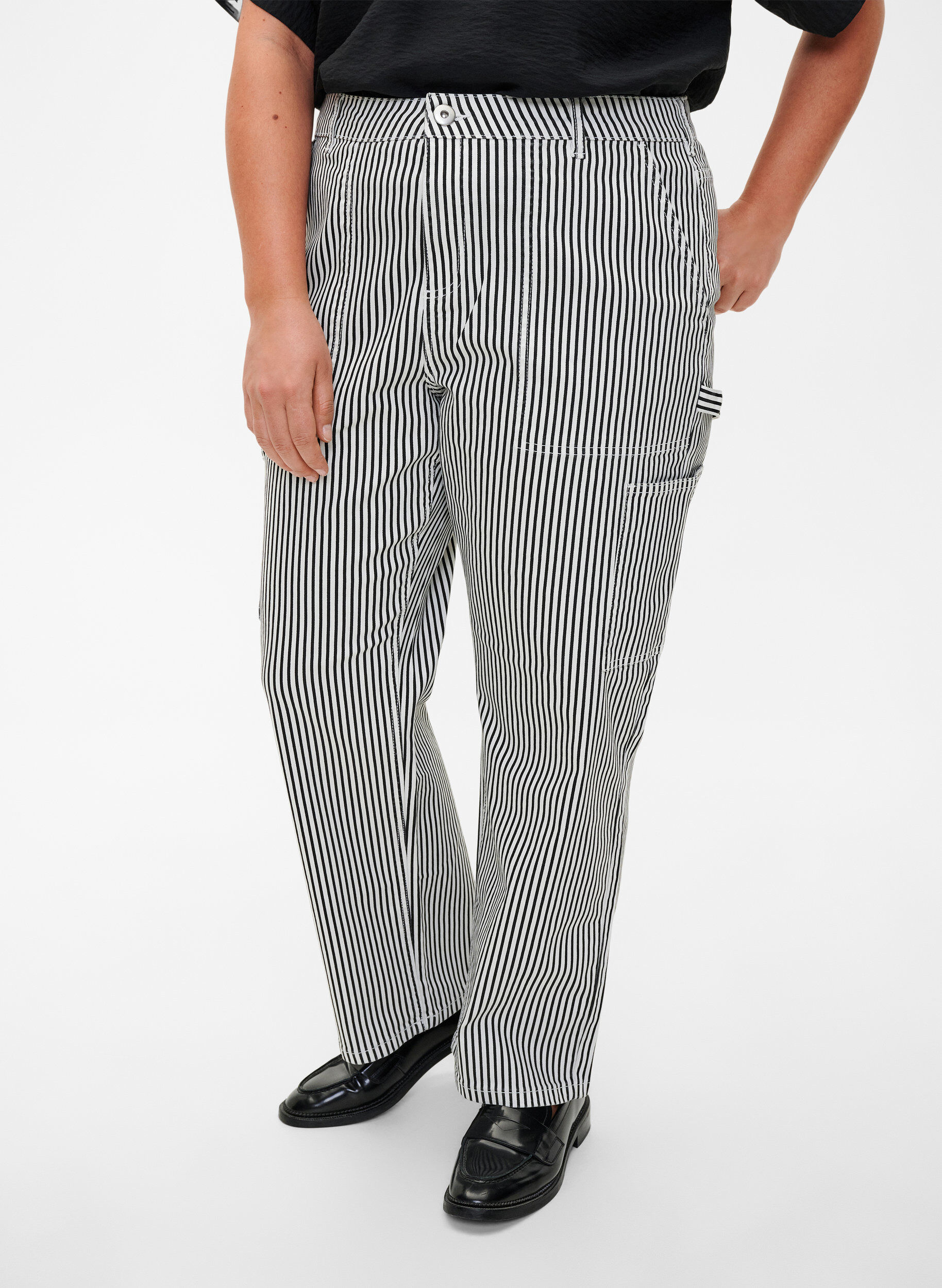 Zizzi Randiga cargojeans med rak passform, Black White Stripe, Model image number 2