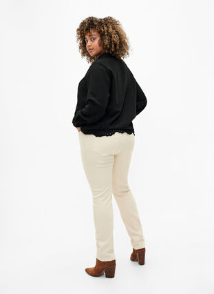 Emily jeans med slimmad passform och normalhög midja, Oatmeal, Model image number 1