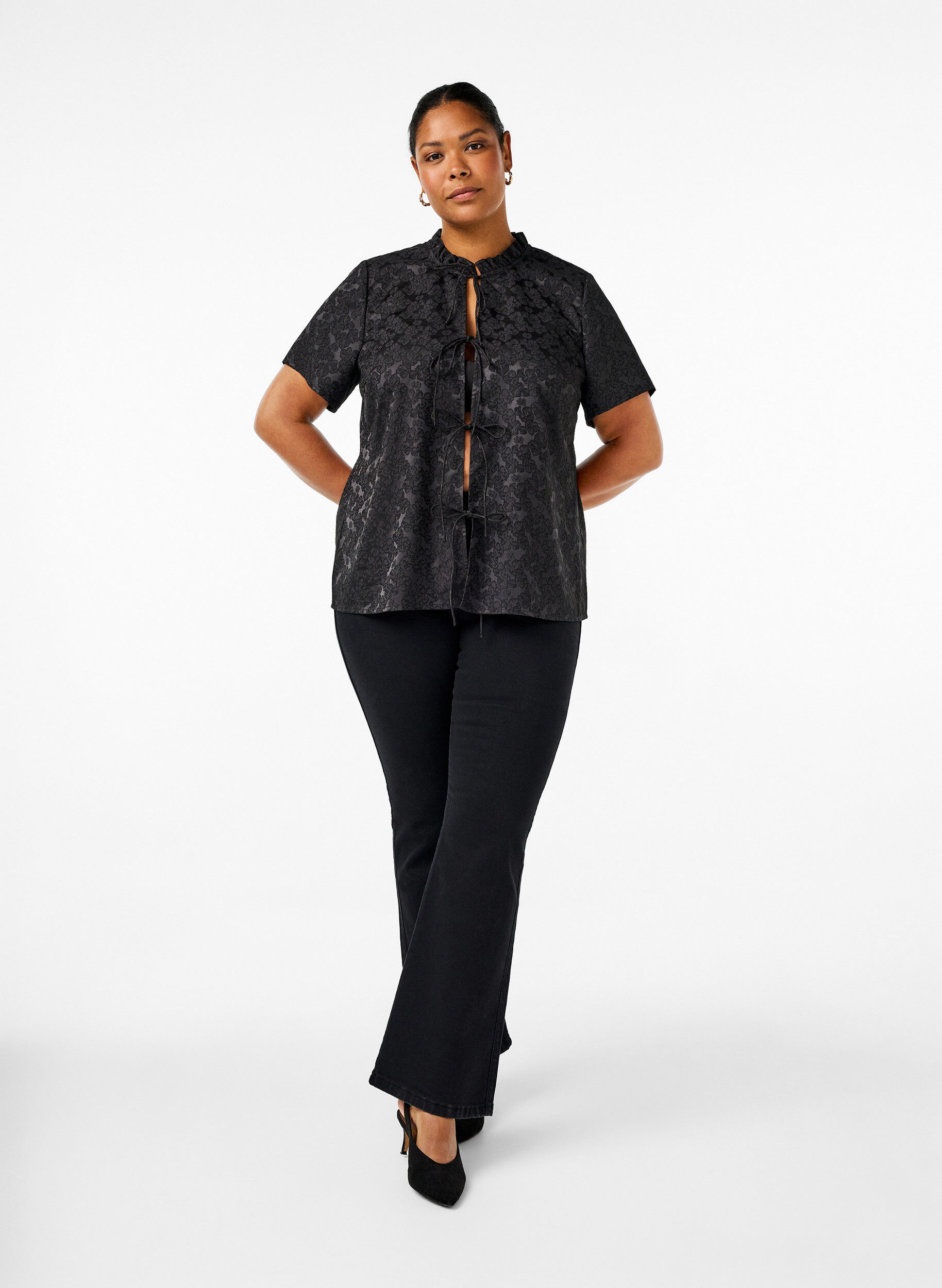 Zizzi Kort&auml;rmad knytbandsblus i jacquard, Svart, Model image number 1