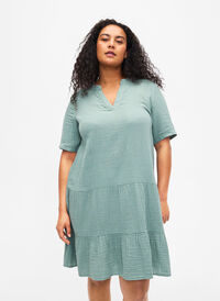 Kortärmad klänning i 100% bomull, Chinois Green, Model
