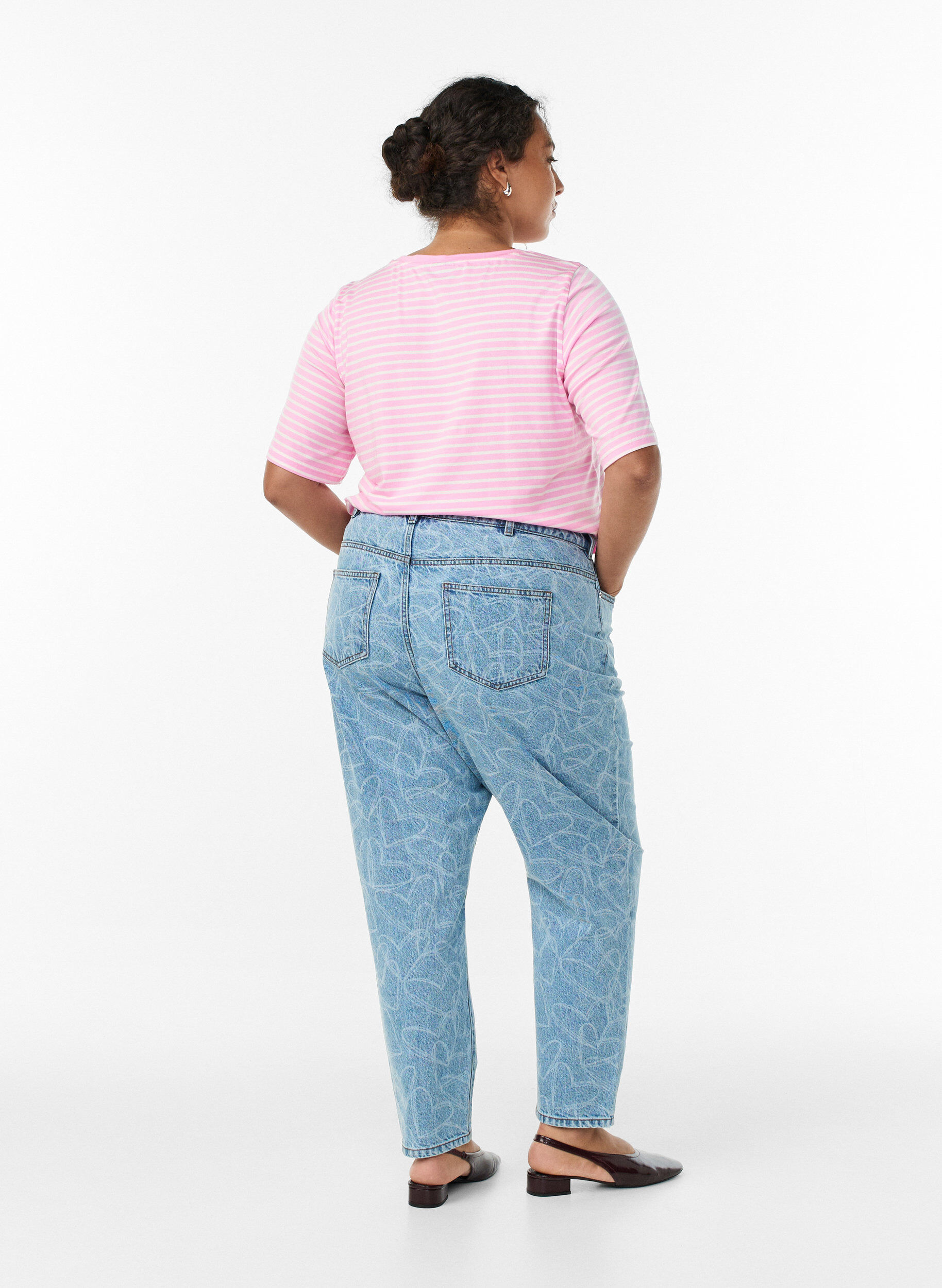 Zizzi Mille Mom Fit-jeans med broderier, Bl&aring;, Model image number 1