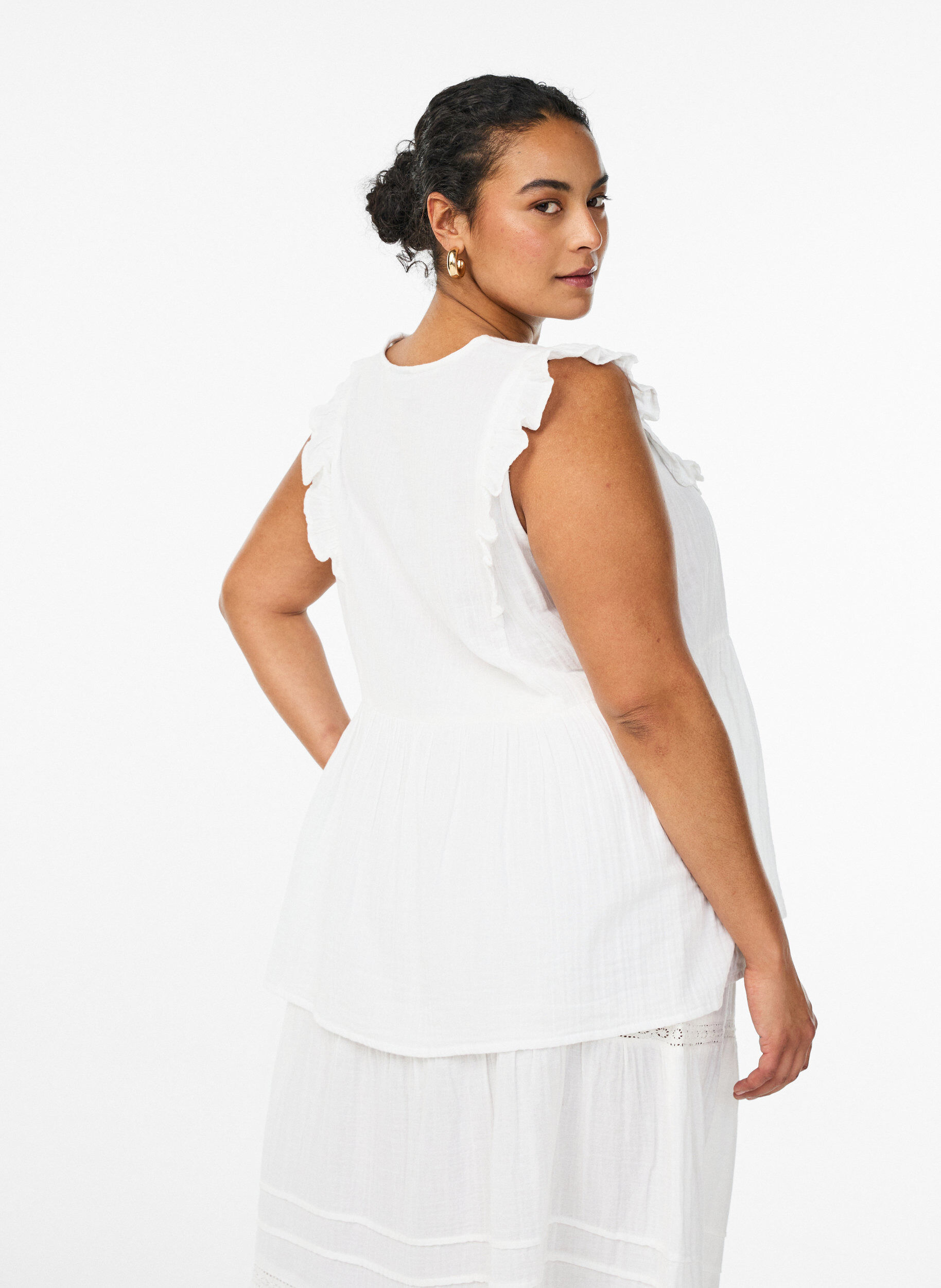Zizzi&Auml;rml&ouml;s blus i bomullsmuslin med volanger, Vit, Model image number 2