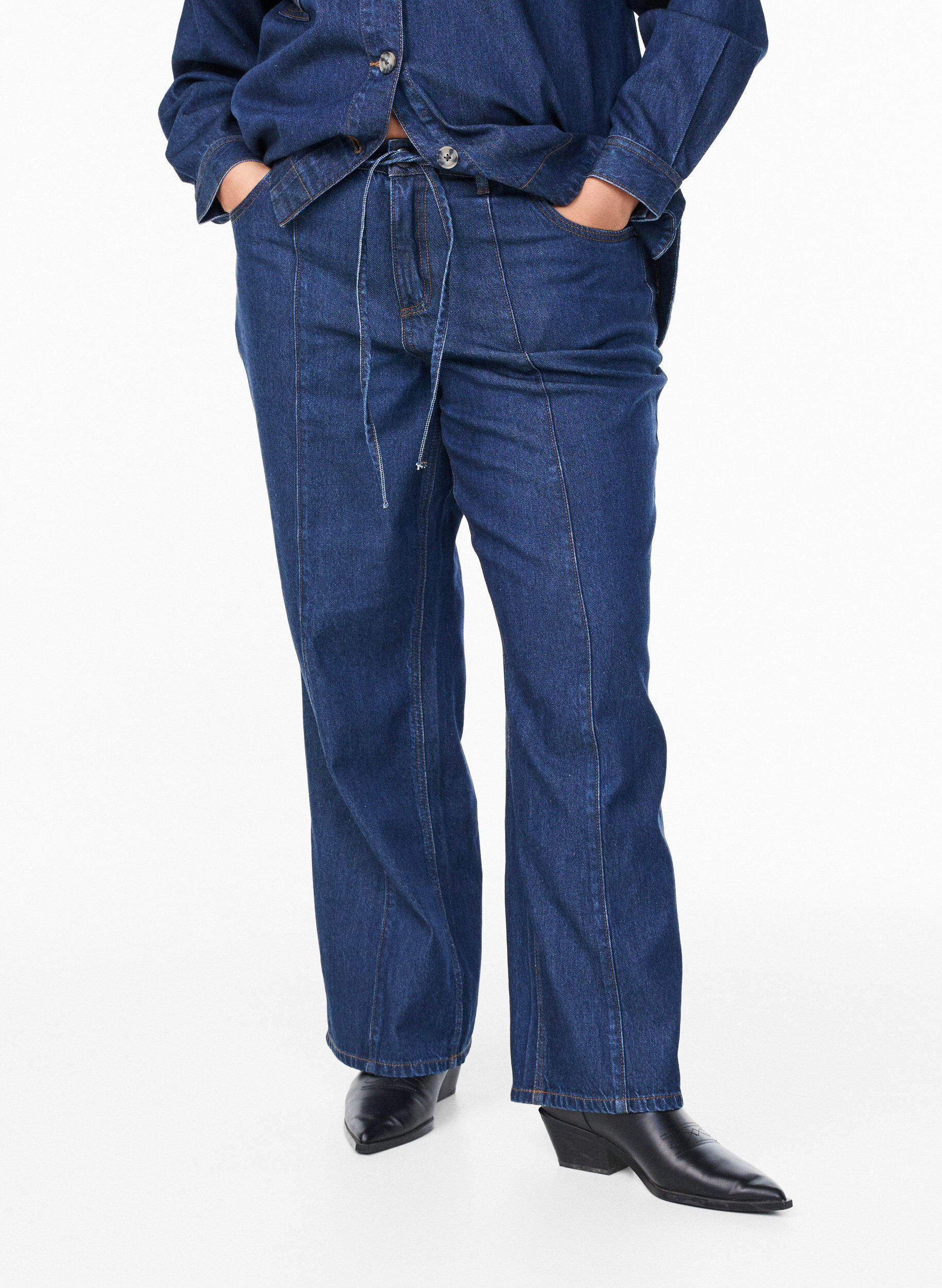 Zizzi Vida jeans med knytsk&auml;rp och h&ouml;g midja, Bl&aring;, Model image number 2