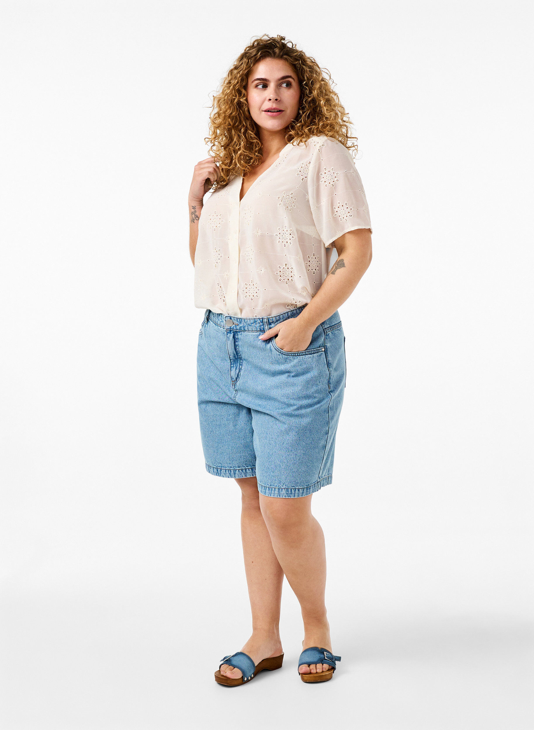 Zizzi Kort&auml;rmad skjortblus med broderi anglaise, Antique White, Model image number 2